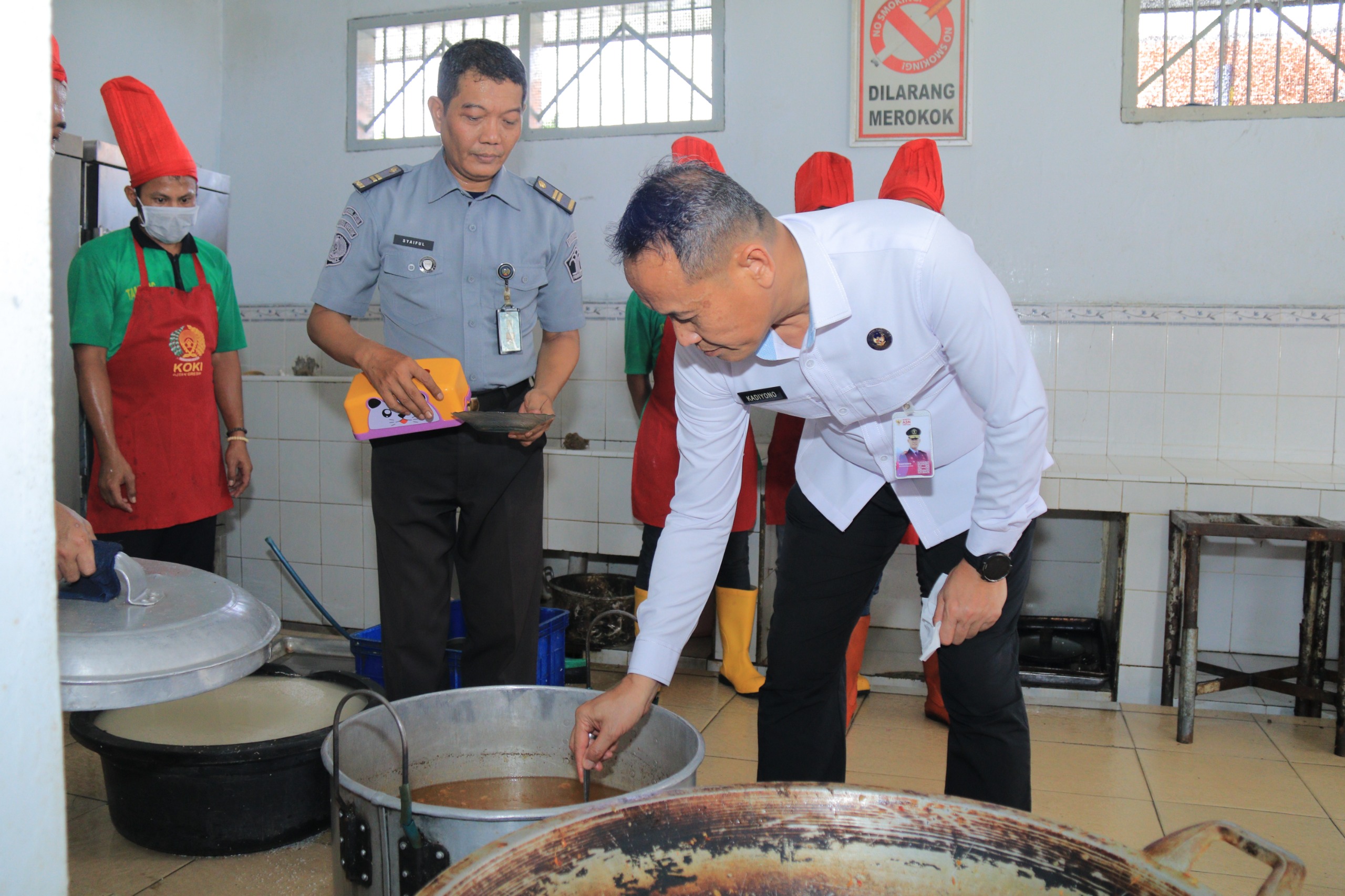 PENGECEKAN: Kakanwil Ditjenpas Jatim Kadiyono bersama Kepala Rutan Kelas IIB Gresik Yuliawan Dwi Nugroho saat mengunjungi fasilitas dan mencicipi makanan di dapur Rutan Kelas IIB Gresik sebelum didist