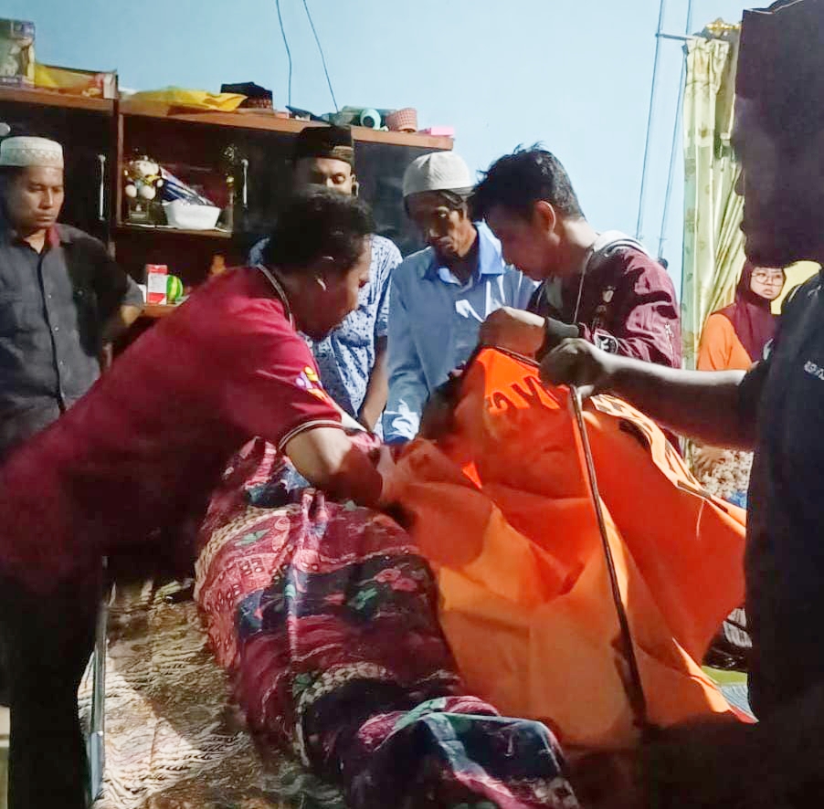 EVAKUASI: Anggota Polsek Bungah diabtu tim medis dan warga saat melakukan evakuasi korban untuk dibawah kerumahnya di Desa Kisik, Kecamatan Bungah, Gresik.