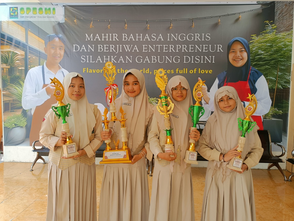 Hebat : Empat Siwi SMP YIMI menunjukkan tropi atas prestasi yang diraih dalam sebulan terakhir.
