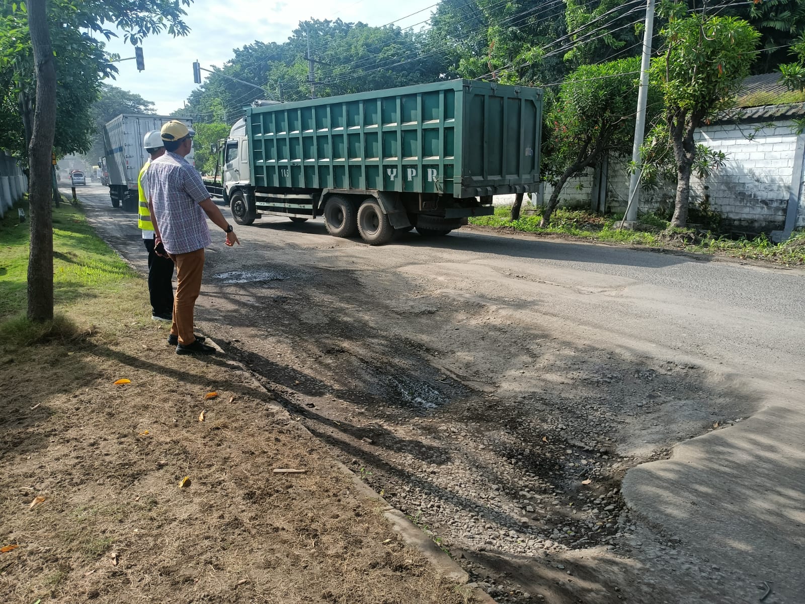 Parah : Kondisi Jalan Darmo Sugondo Kebomas nampak kondisi yang berlubang cukup memprihatinkan