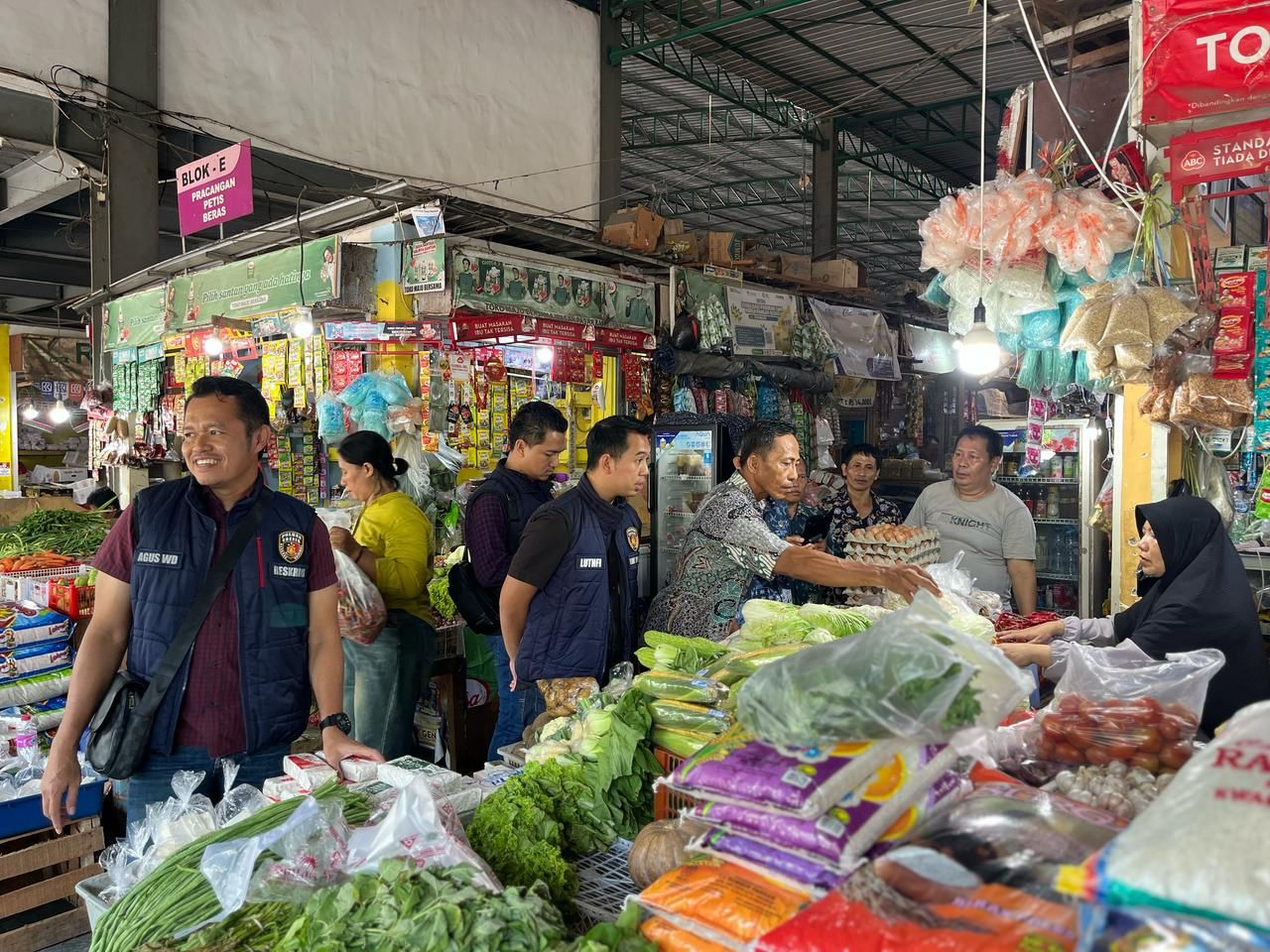 SIDAK: Tim Satgas Pangan Polres Gresik bersama Diskoperindag Kabupaten Gresik saat melakukan Sidak pengecekan harga kebutuhan pokok di Pasar Tradisional dan Modern Jelang Ramadan.