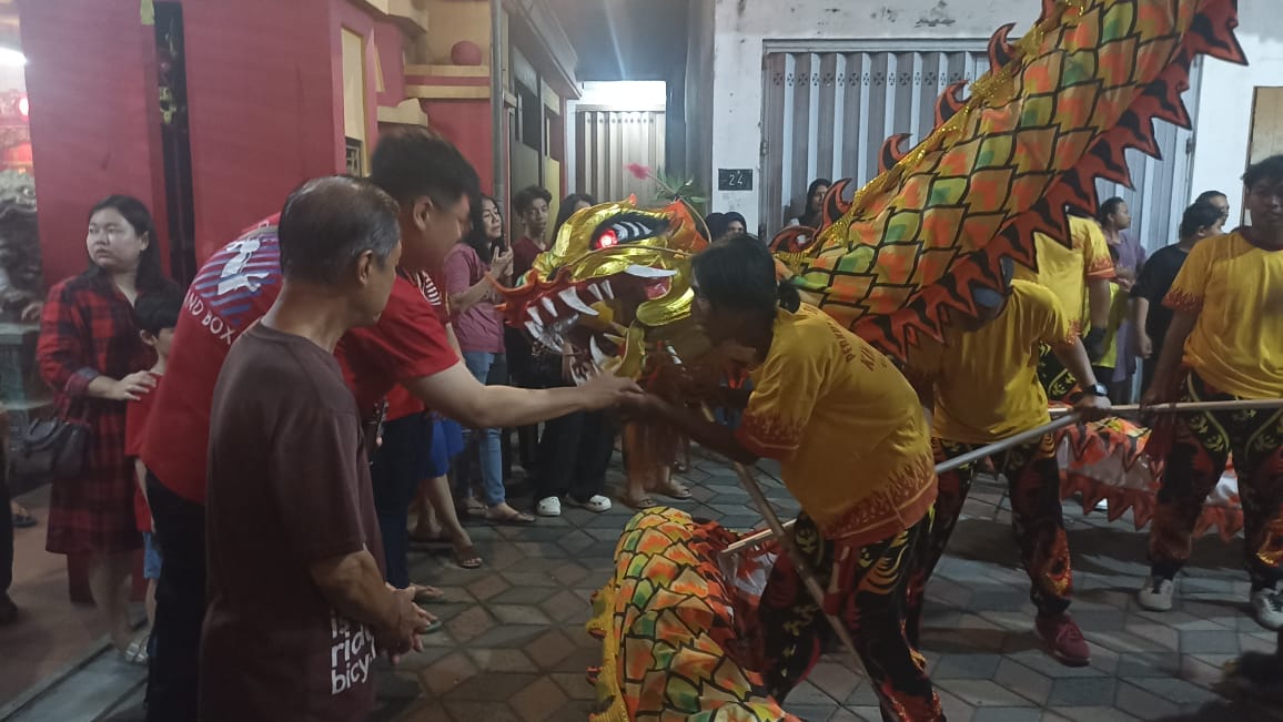 Cap Go Meh : Pentas seni barongsai dan liang liong saat perayaan festival Cap Go Meh Klenteng Kim Hin Kiong di Kabupaten Gresik.