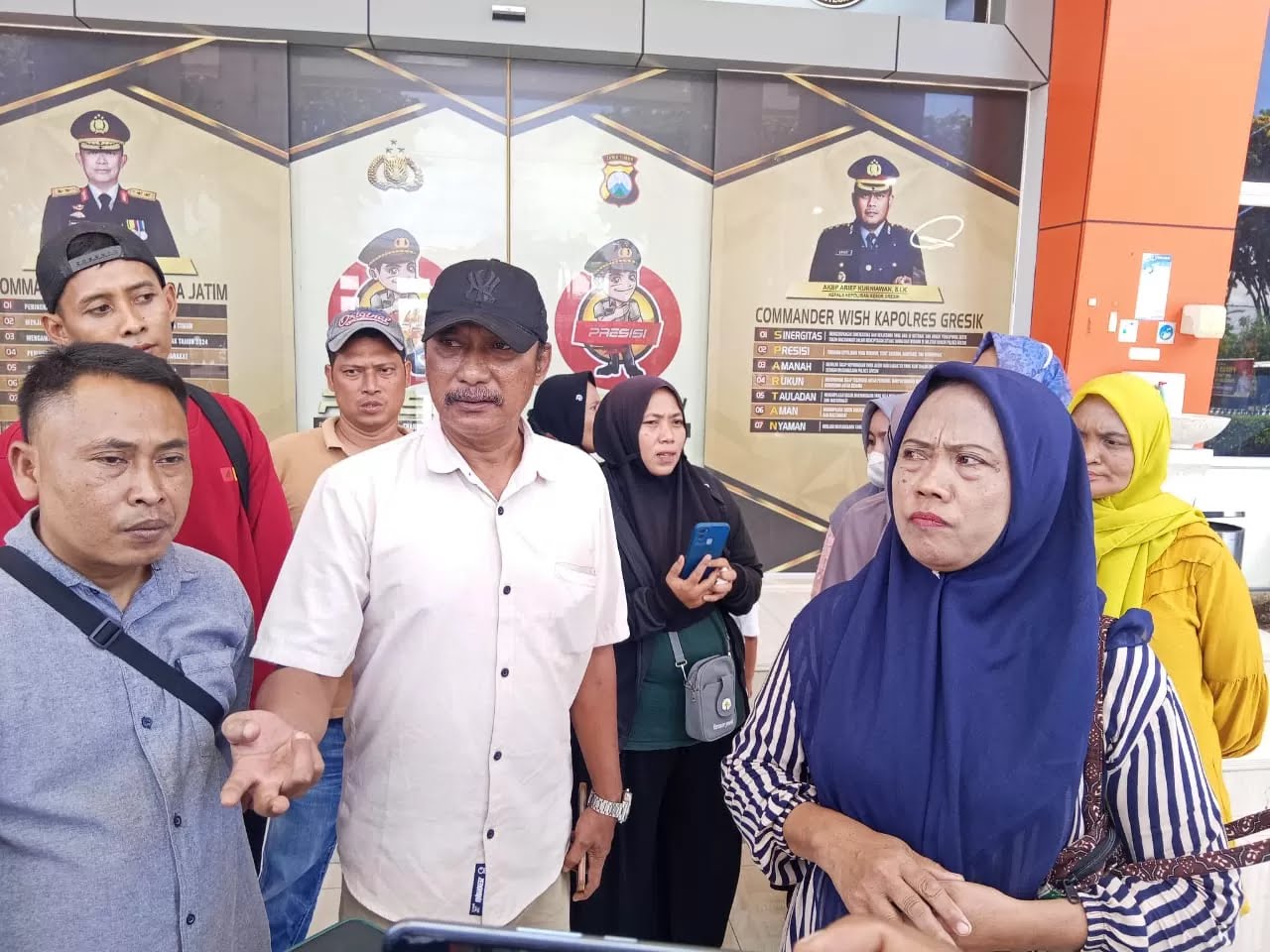 PELAPORAN: Perwakilan warga saat menunjukkan surat bukti laporan nya terhadap RWI sebagai pelaku dugaan penipuan arisan Bodong di Mapolres Gresik.
