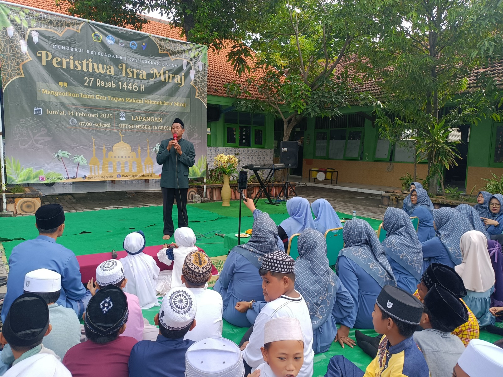 Meriah : Pengawas pendidikan, Suwarno, M.PdI memebrikan ceramah mengenai kisah Isra Miraj NAbi Muhammad di hadapan para guru, siswa, dan komite SDN 16 Gresik.