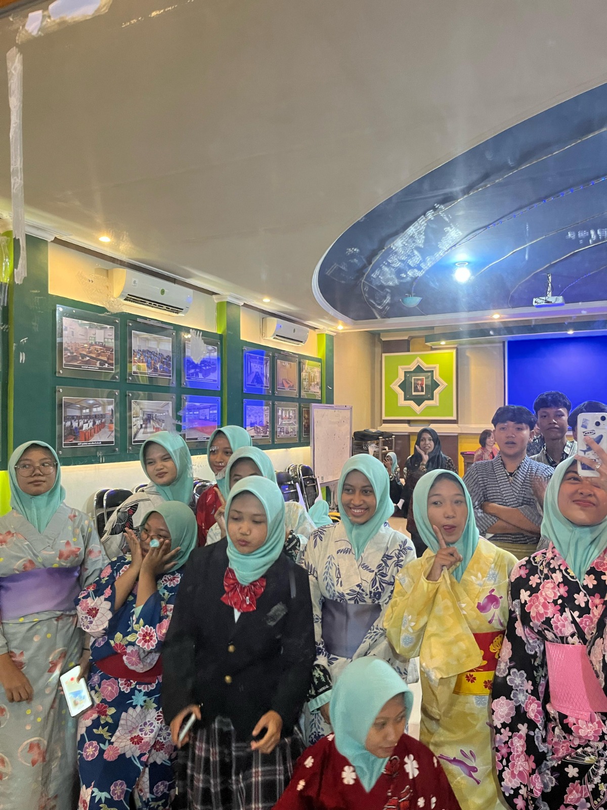 Antusias : Siswa siswi SMA NU 1 Gresik belajar kebudayaan jepang dengan memakai yukata.