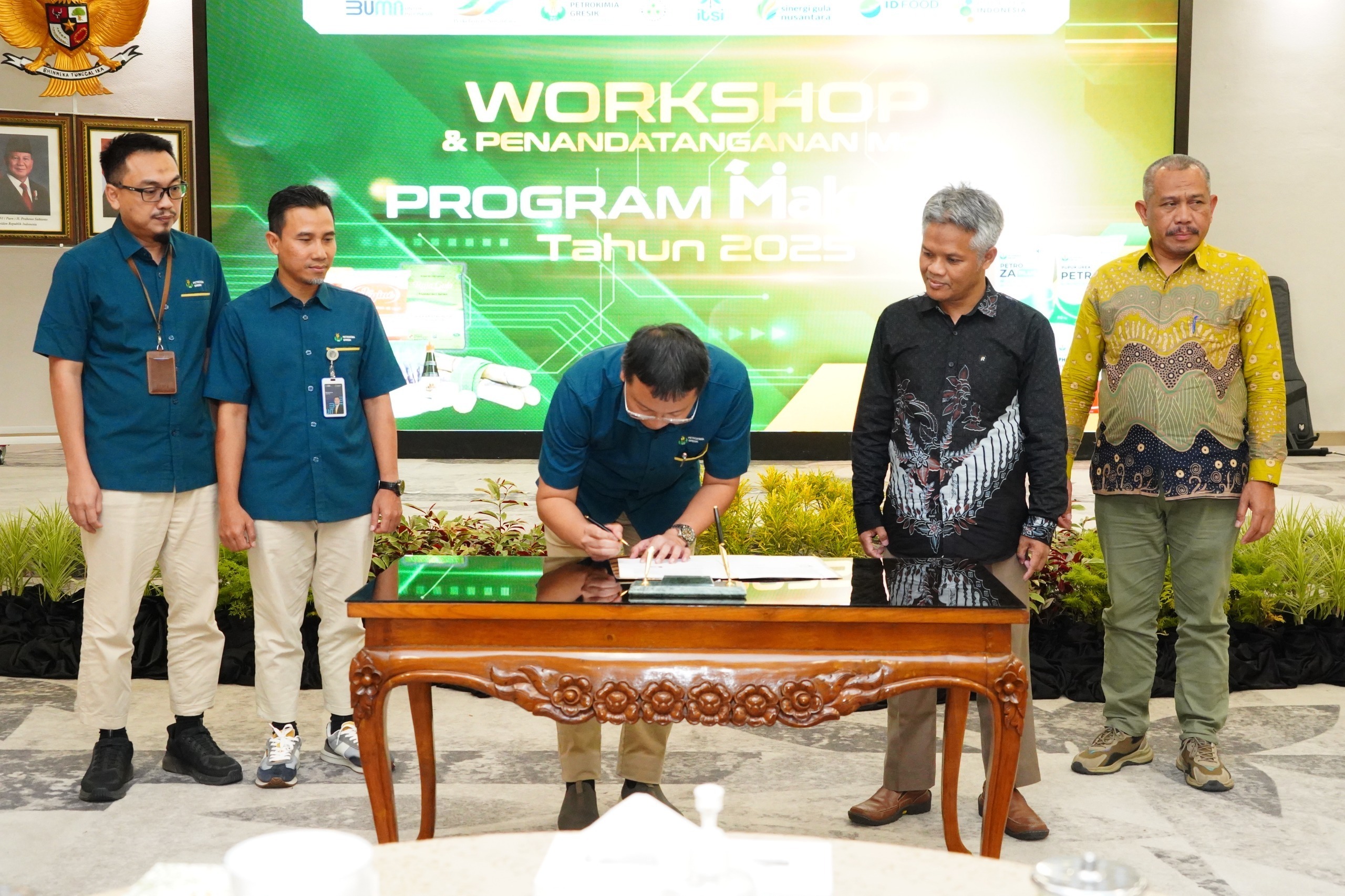 Direktur Keuangan dan Umum (DKU), PT Petrokimia Gresik menandatangani Memorandum of Understanding (MoU) dengan PT Sinergi Gula Nasional, PT Rajawali I, dan PG Candi Baru.