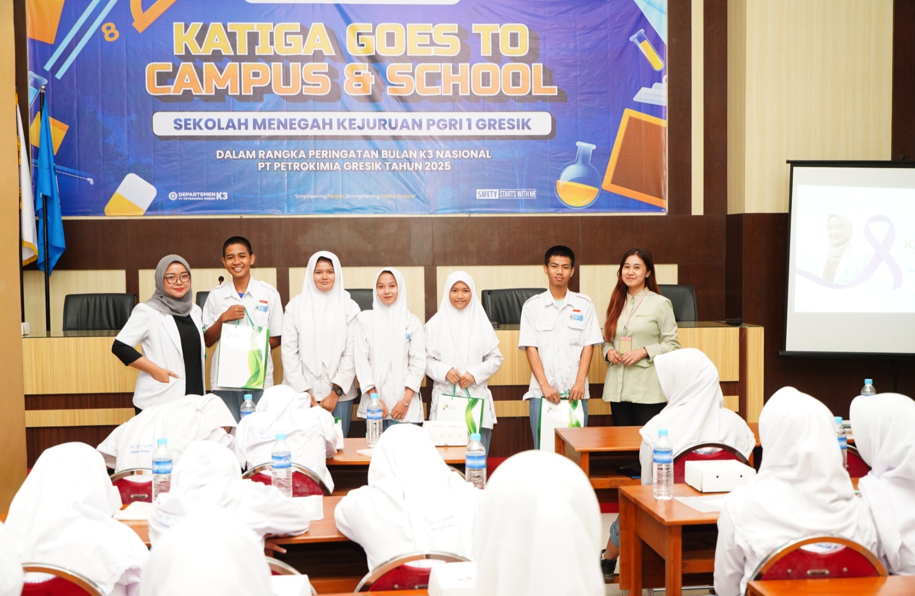 PT Petrokimia Gresik memberikan edukasi K3 kepada siswa SMKN 1 Cerme pada momen Hari Kanker Sedunia, kemarin.