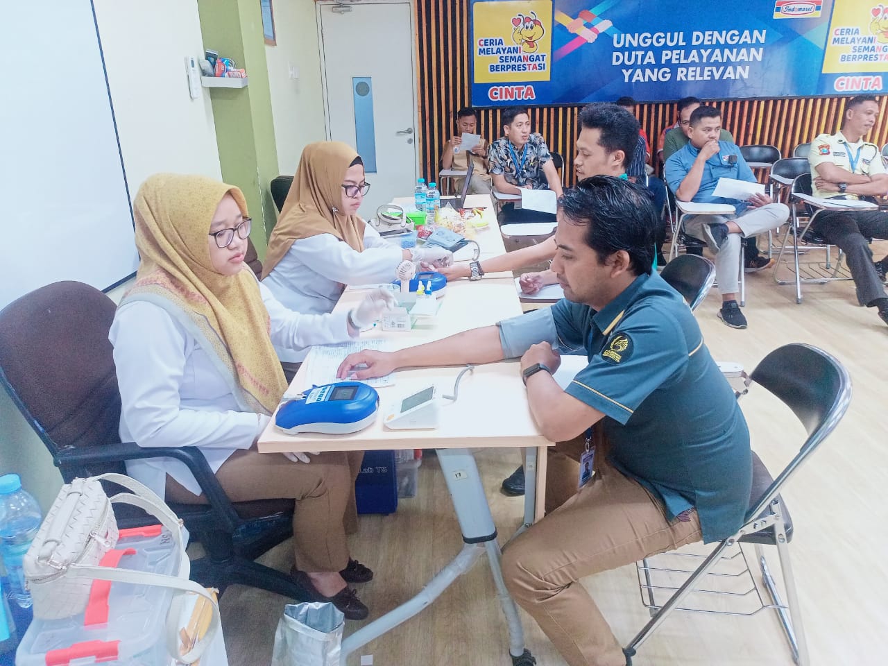 AKSI KEMANUSIAAN : Kegiatan donor darah merupakan wujud kepedulian Indomaret terhadap sesama dan didukung penuh oleh seluruh karyawan.