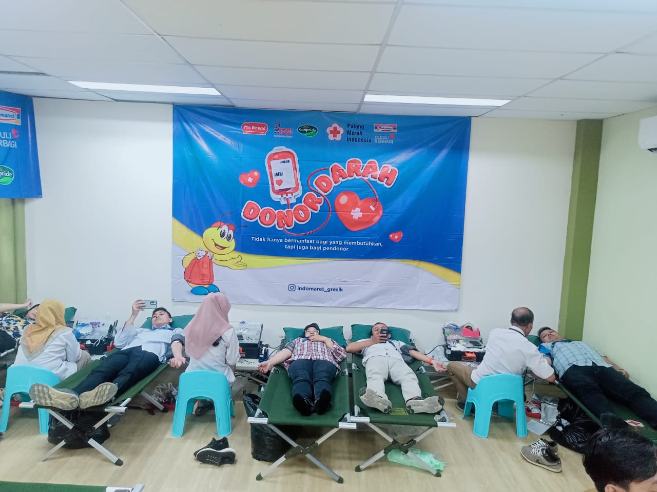 BERBAGI KEBAHAGIAAN : Donor darah yang dilakukan seluruh karyawan Indomaret Gresik, sentuh hati dan selamatkan nyawa.