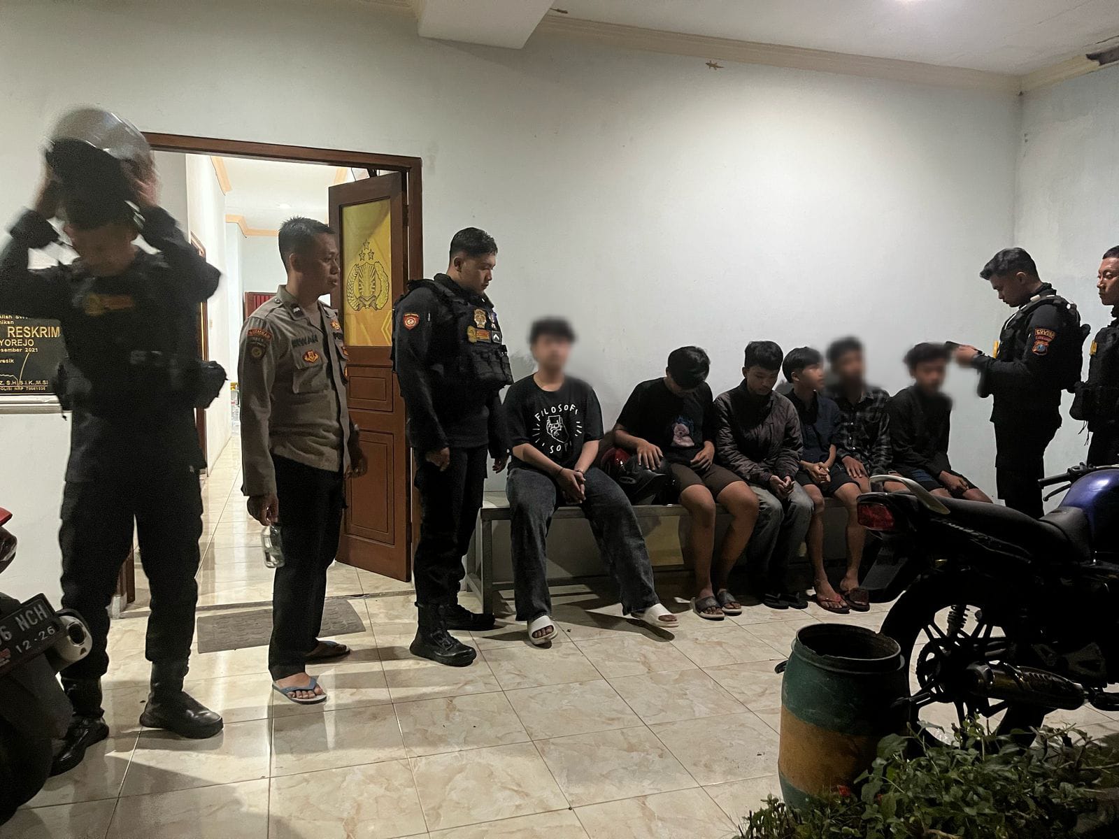 DIAMANKAN: Anggota Raimas Kalamunyeng Sat Samapta Polres Gresik saat mengamankan para anggota gangster di wilayah Kecamatan Driyorejo.