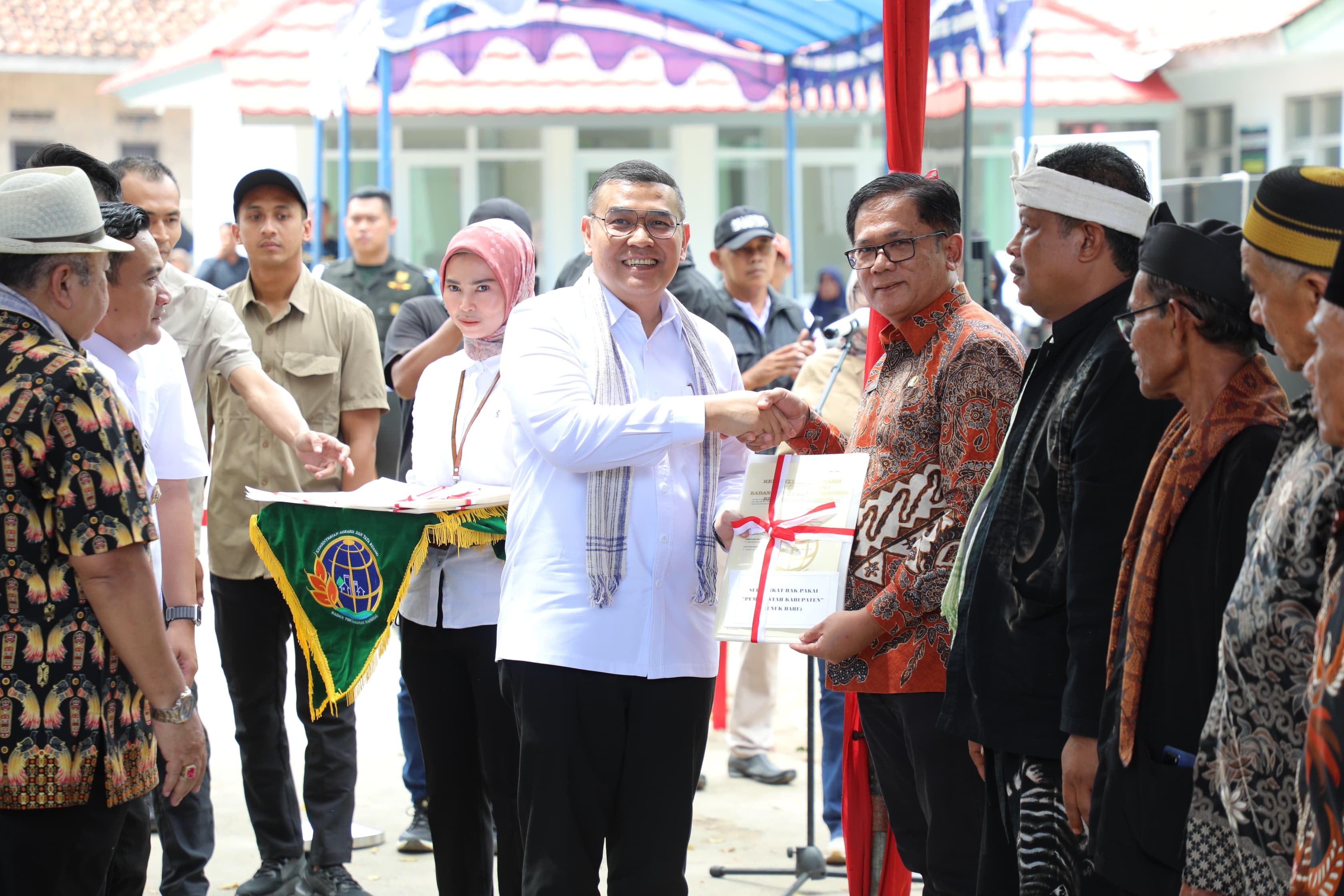 Wamen ATR/BPN, Ossy Dermawan menyerahkan sertipikat kepada masyarakat.