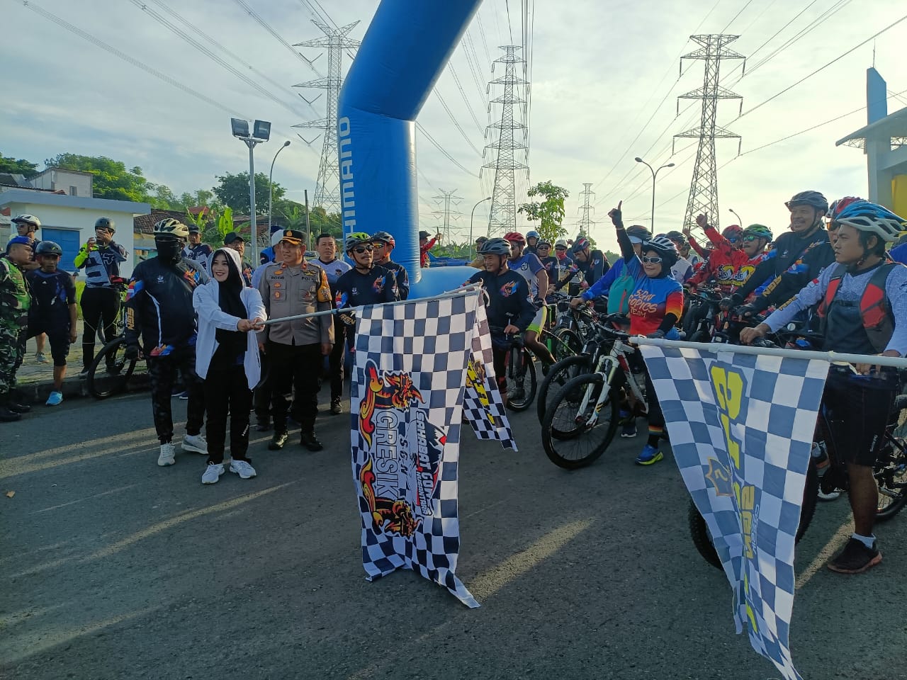 PEMBUKAAN: Ketua SGN Gresik, Ratna Utami Dewi saat membuka Anniversary Sahabat Gowes Nusantara (SGN) Gresik ke-5 dengan gowes.