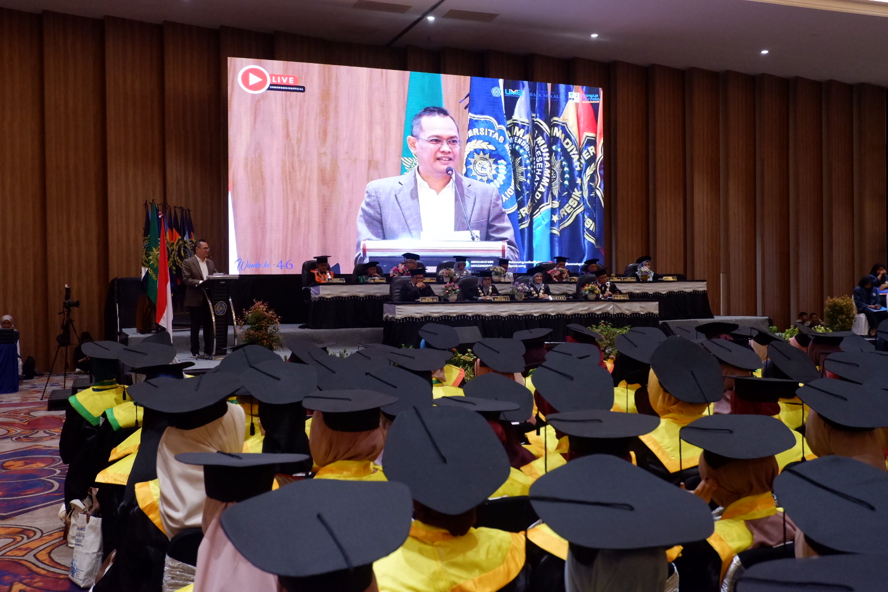 TOKOH INSPIRATIF :Prof. Dr. Ahmad Najib Burhani, M.A, Direktur Jenderal Sains dan Teknologi Kemndikti Saintek hadir secara langsung menyampaikan orasi ilmiah kepada para wisudawan UMG ke-46