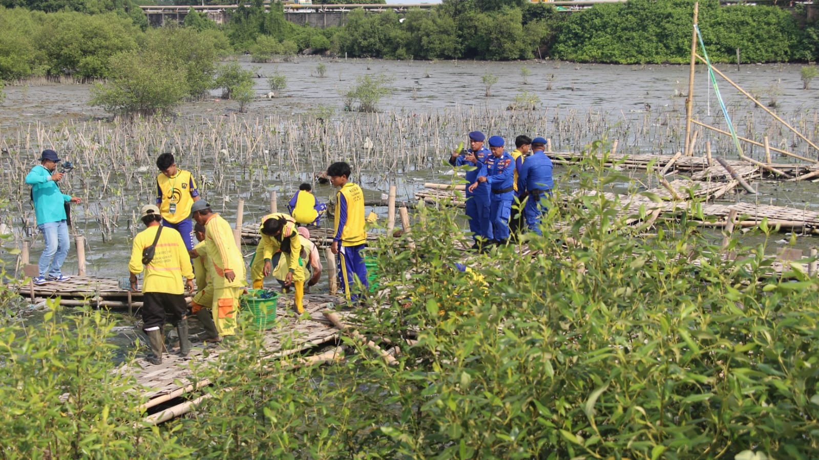 Peduli : DLH Gresik bersama Satpolairud dan UPT SMP Negeri 2 Gresik bersinergi membersihkan pantai di Kelurahan Lumpur.