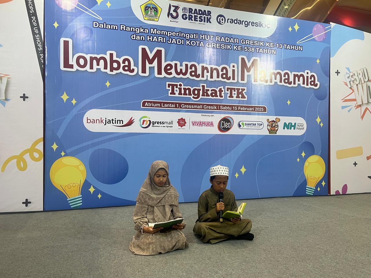 PUKAU PESERTA: Aksi memukau ditampilkan oleh Muhammad Aqil Rusdiansyah, siswa kelas 6 SD NU Nurul Ishlah, saat menghibur peserta lomba mewarnai Mamamia yang digelar Radar Gresik di Gresmall.