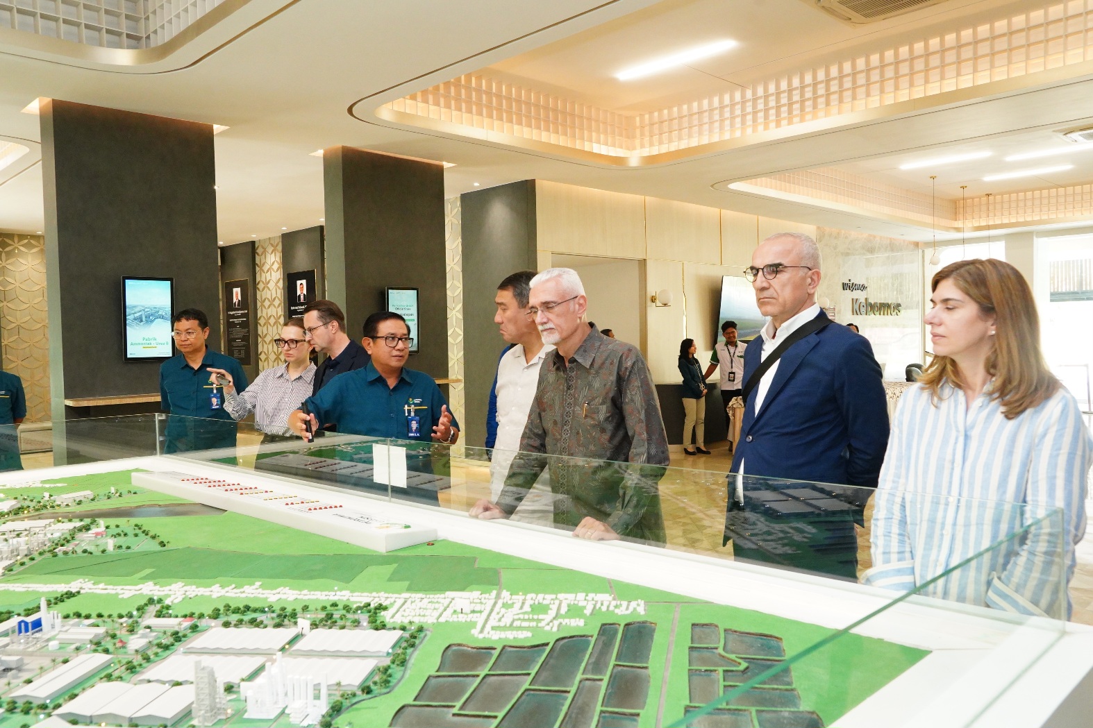 Direktur Utama Petrokimia Gresik, Dwi Satriyo Annurogo memberikan penjelasan kepada DUBES Eurasian Economic Union (EAEU) saat mengunjungi Exhibition Building Wisma Kebomas Petrokimia Gresik.
