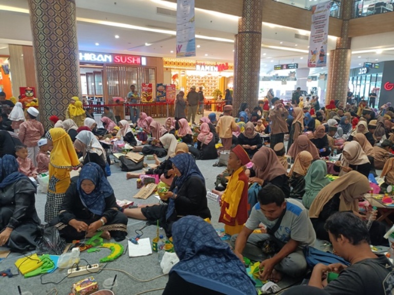 Antusias : Para peserta lomba membuat pernak pernik ramadan memeriahkan acara TK DWP se-Kecamatan Kebomas. Insert : para peserta lomba fashion show Ramadan.