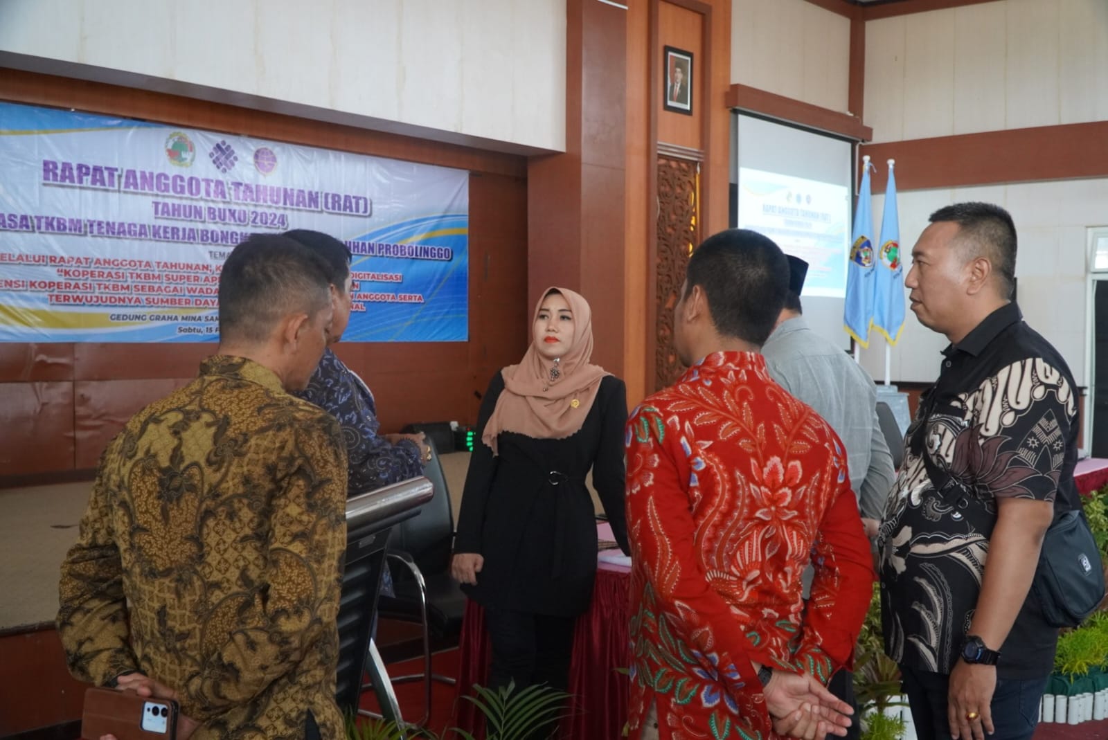 Anggota DPD RI mendengarkan keluhatan dari pekerja bongkar muat dan asosiasi perusahaan bongkar muat di Pelabuhan Probolinggo.