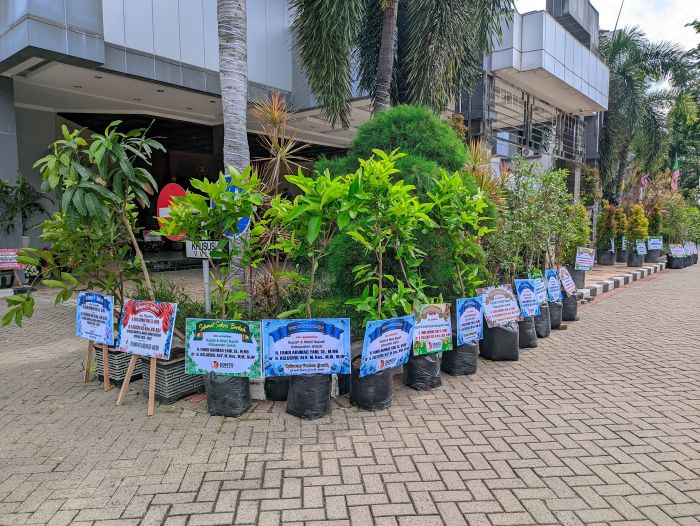 TANAMAN HIDUP: . Puluhan tanaman hidup dalam pot kini memenuhi halaman Kantor Bupati Gresik, menggantikan tradisi karangan bunga yang selama ini menjadi ucapan selamat dari berbagai instansi.