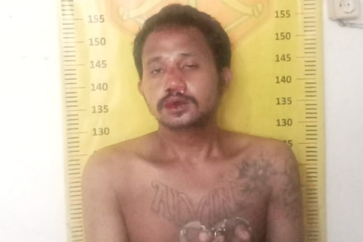 BABAK BELUR:&nbsp;Seorang terduga pelaku pencurian sepeda motor (curanmor) di Kecamatan Kebomas, Gresik, babak belur dihajar massa.