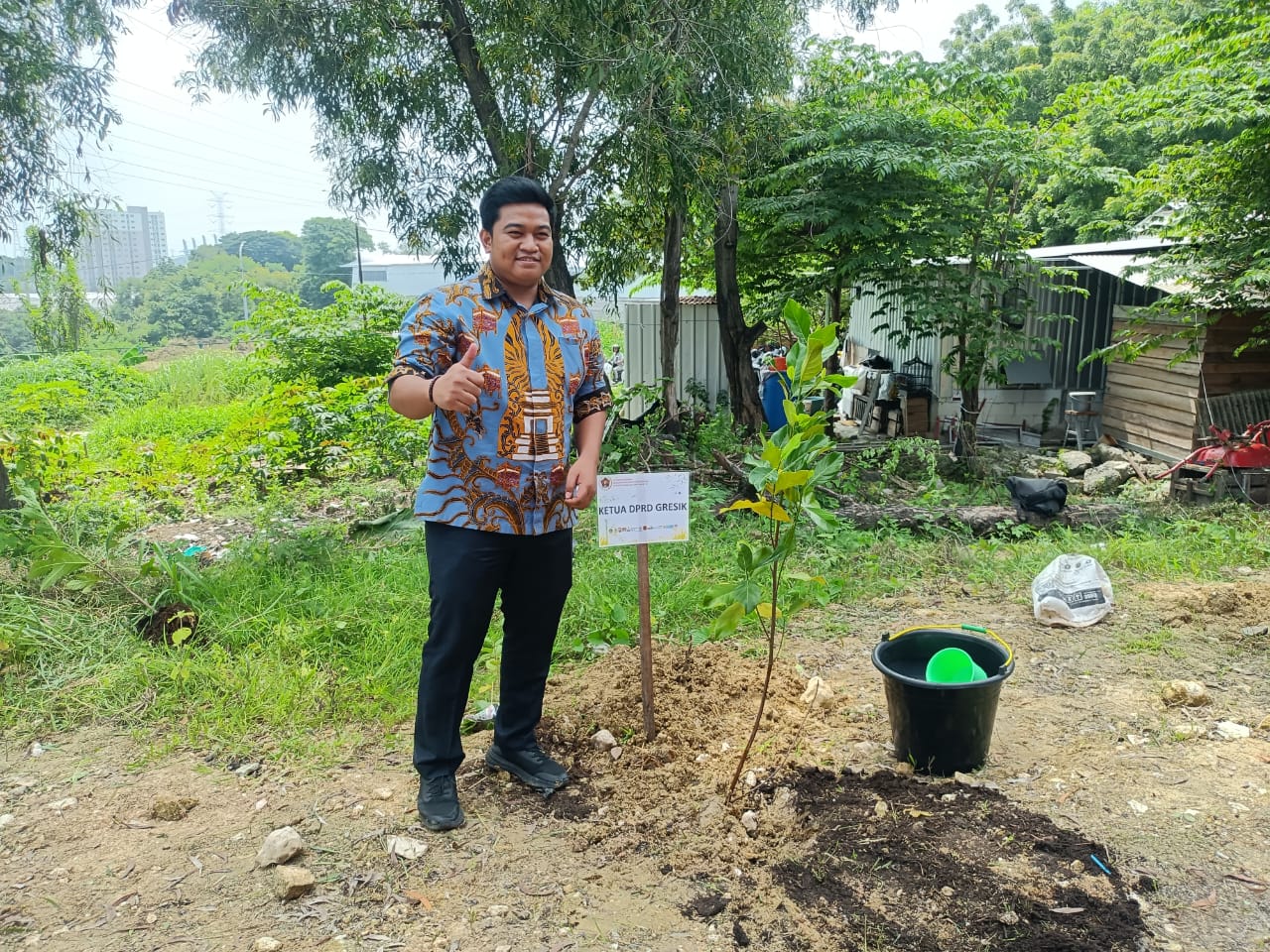 KOMPAK: Ketua DPRD Gresik M Syahrul Munir Tanam Pohon dalam rangka Hari Pers Nasional 2025.
