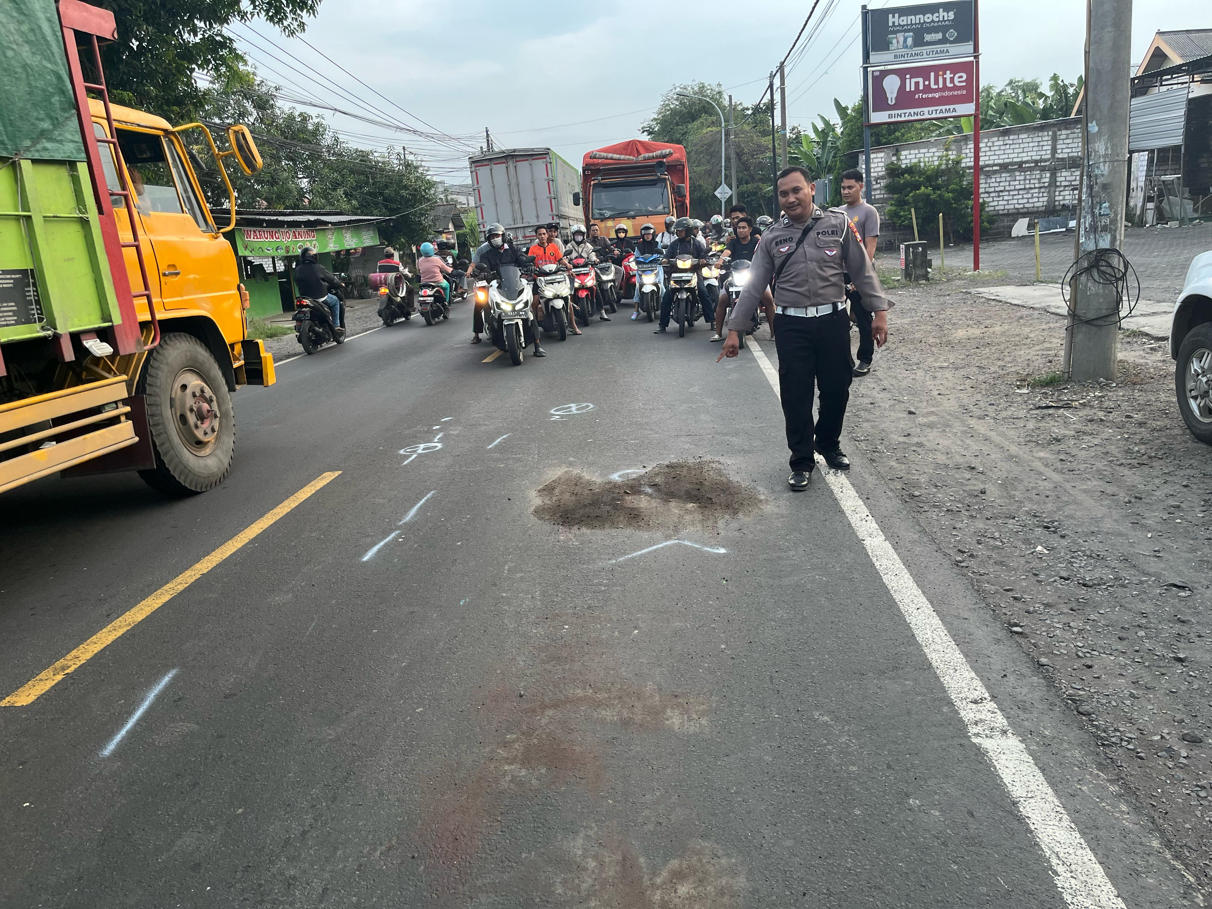 OLAH TKP: Anggota Unit Laka Satlantas Polres Gresik saat melakukan olah TKP kecelakaan di Jalan Raya Desa Cerme Kidul, Kecamatan Cerme, Kabupaten Gresik.