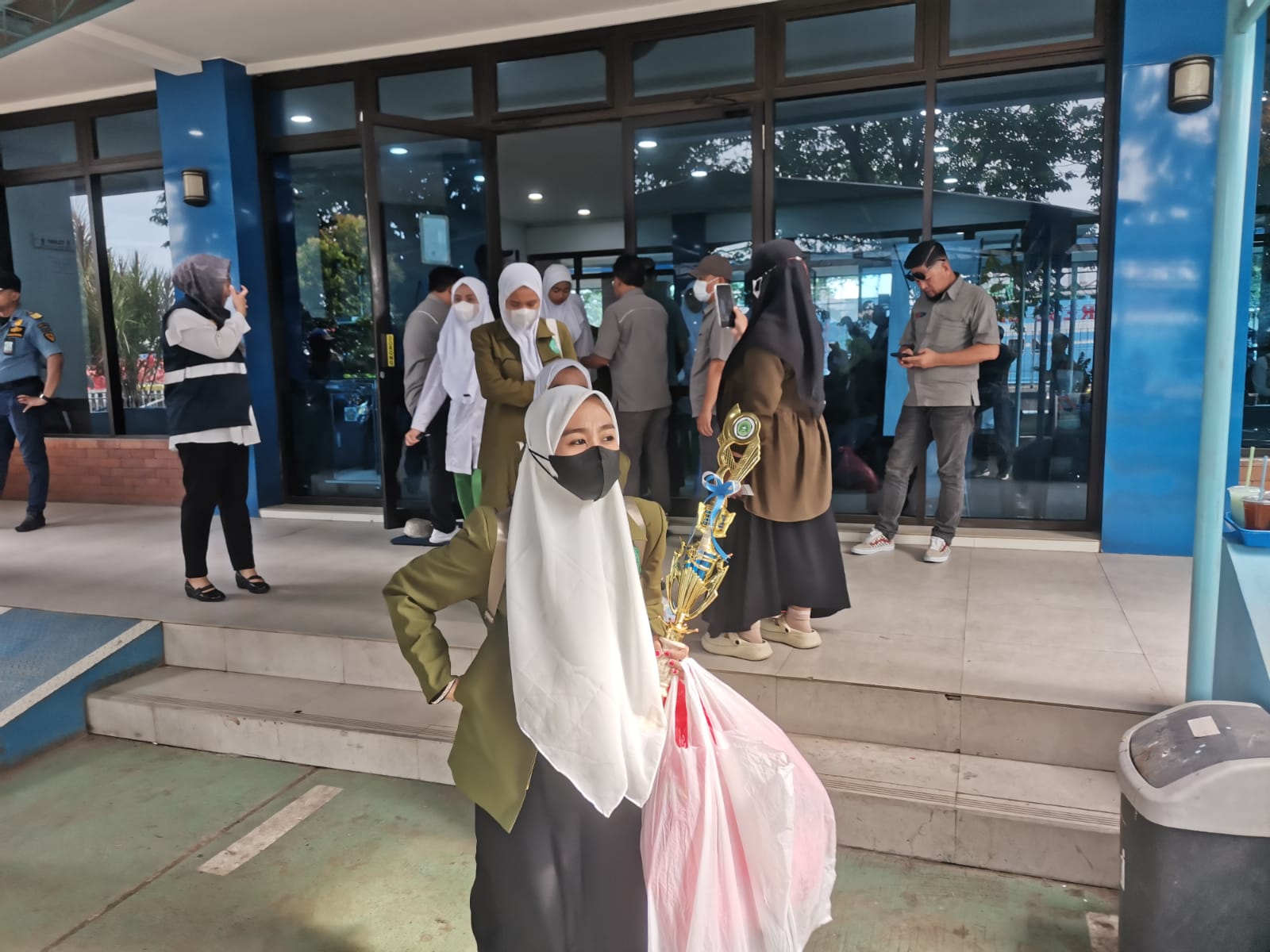 PULANG KAMPUNG: Ratusan santri asal Pulau Bawean saat menaiki kapal untuk pulang ke kampung halamannya di Pelabuhan Gresik.