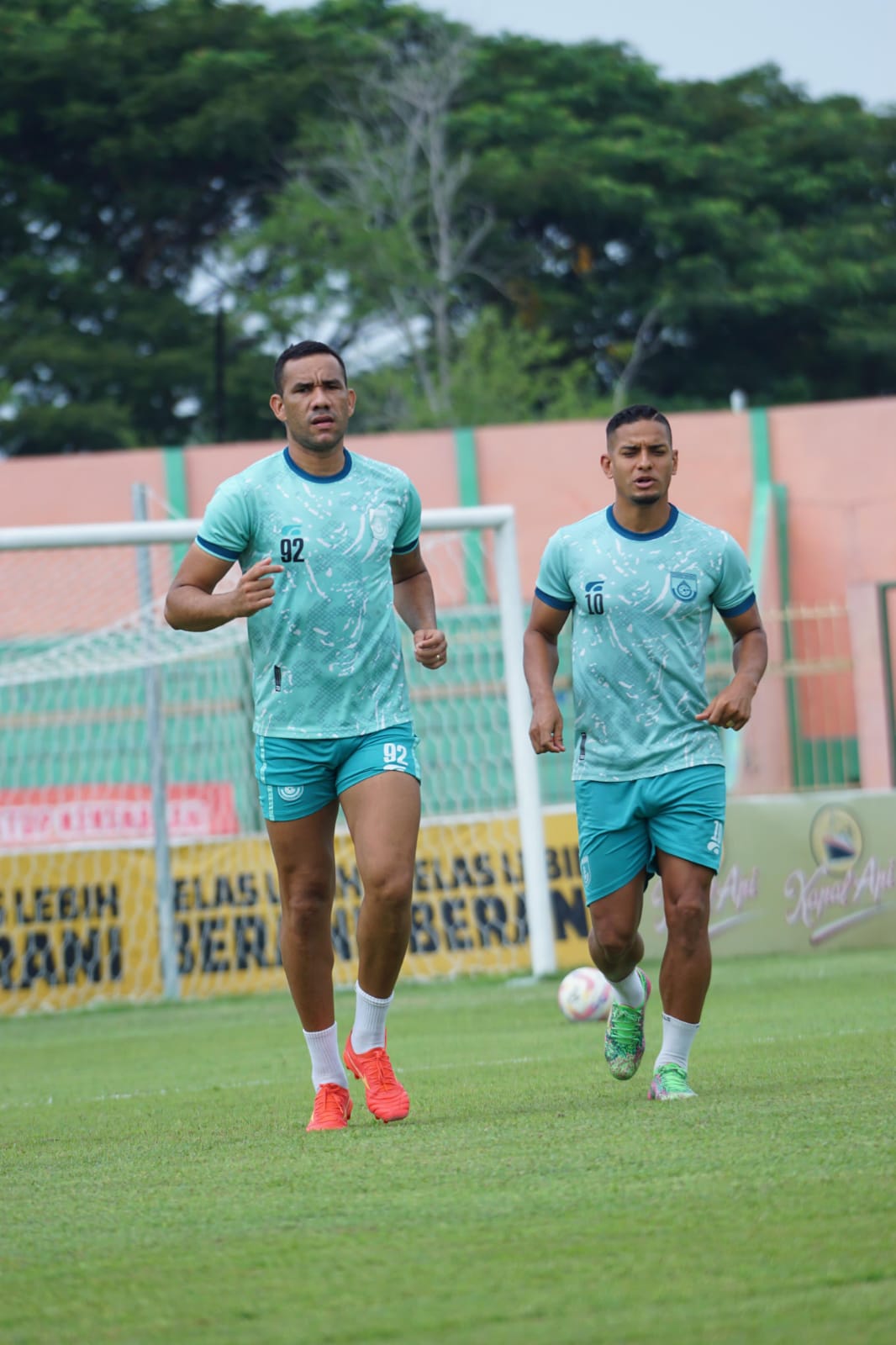 LATIHAN : Pemain Gresik United saat latihan menjelang pertandingan melawan Persibo Bojonegoro, di Stadion Letjen Soedirman, Bojonegoro.