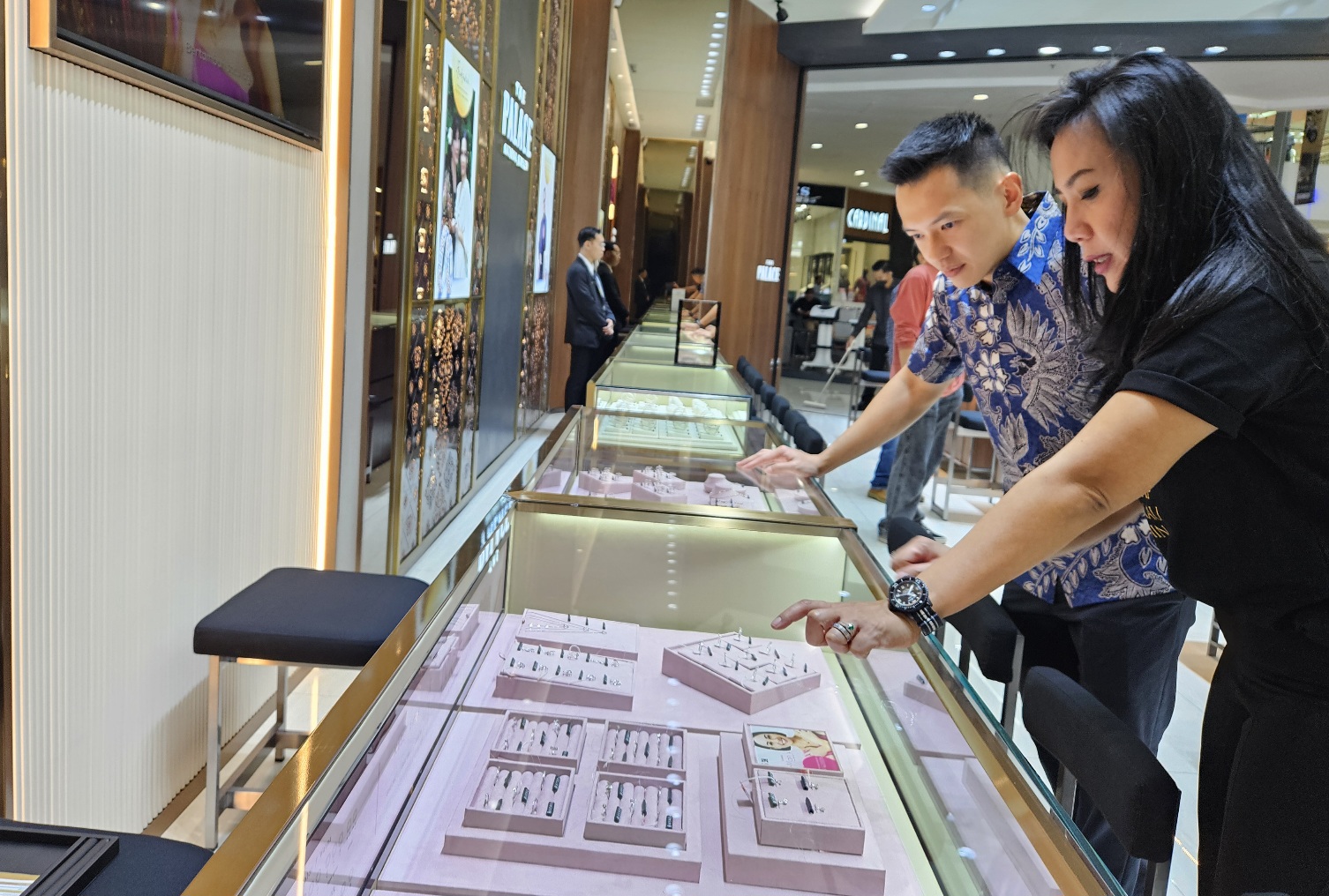 Pasar Prospek : Owner Icon Mall Gresik, Jason Wahono melihat koleksi berlian The Palace Jeweler yang baru saja membuka outlet.