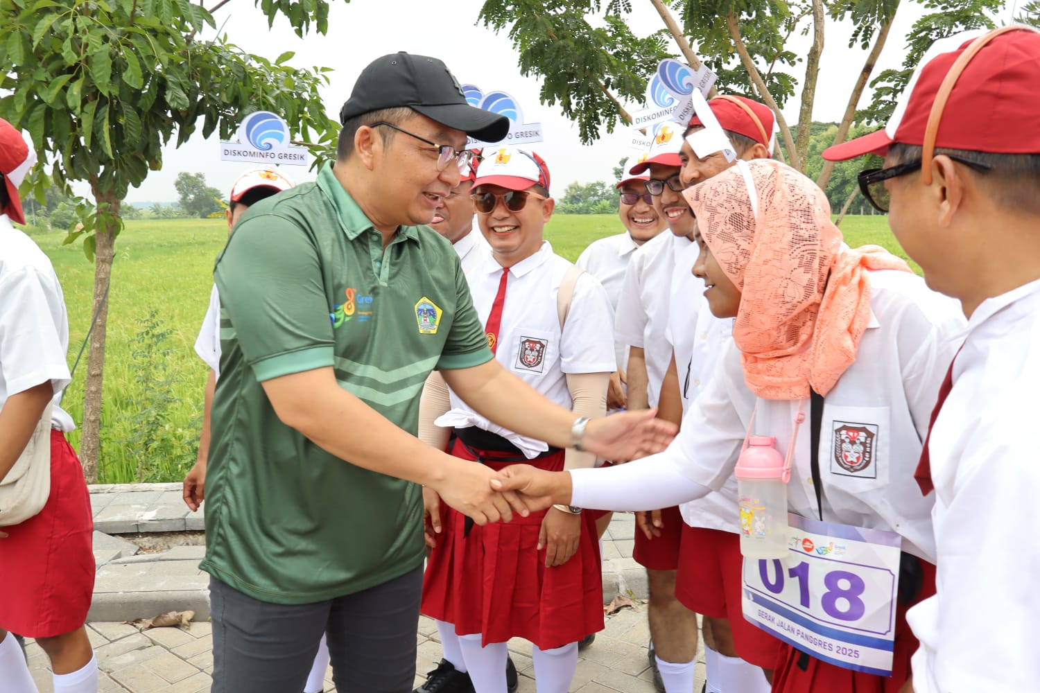 SAPA: Wakil Bupati Gresik, dr Asluchul Alif menyapa salah tim peserta Gerak Jalan Balongpanggang-Gresik di Islamic Center Balongpanggang, Sabtu (22/2).