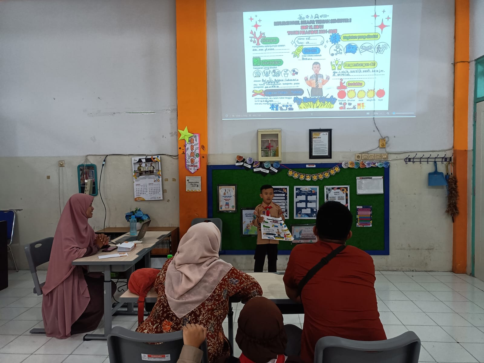 PRESENTASI: Salah satu mempresentasikan hasil belajar mereka langsung di hadapan orang tua masing-masing.