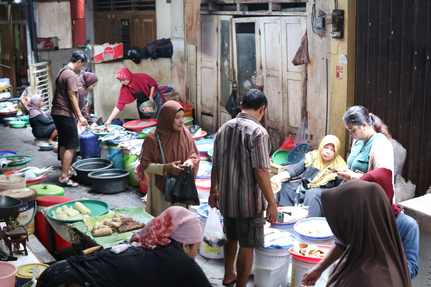Suasana Pasar Gresik menjelang bulan ramadan.