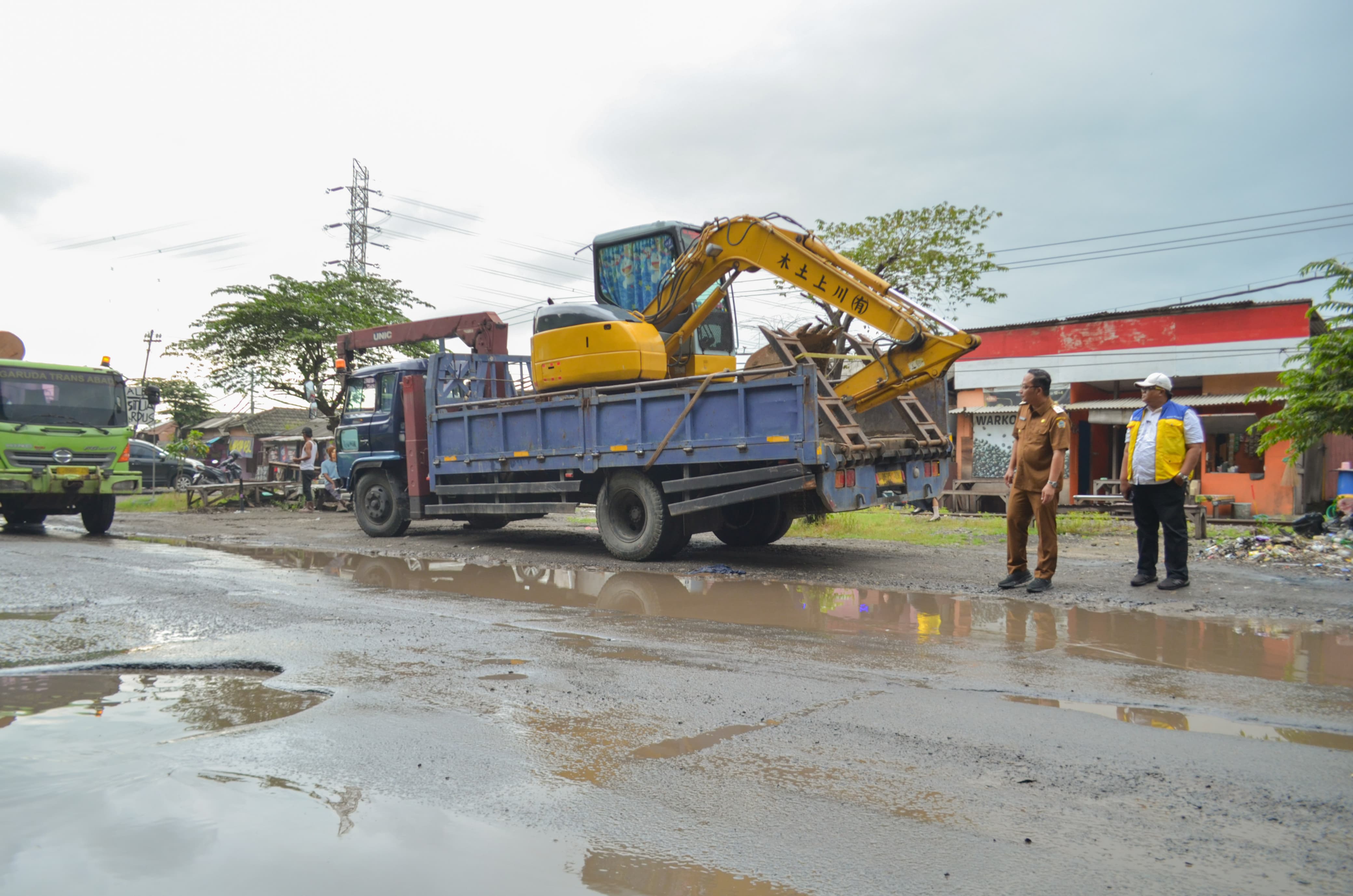 SIDAK: Wakil Bupati Gresik, dr. Asluchul Alif, melakukan inspeksi mendadak (sidak) di Jalan Kapten Darmo Sugondo, Kelurahan Sidokumpul, Kecamatan Gresik, pada Senin (24/2/2025).