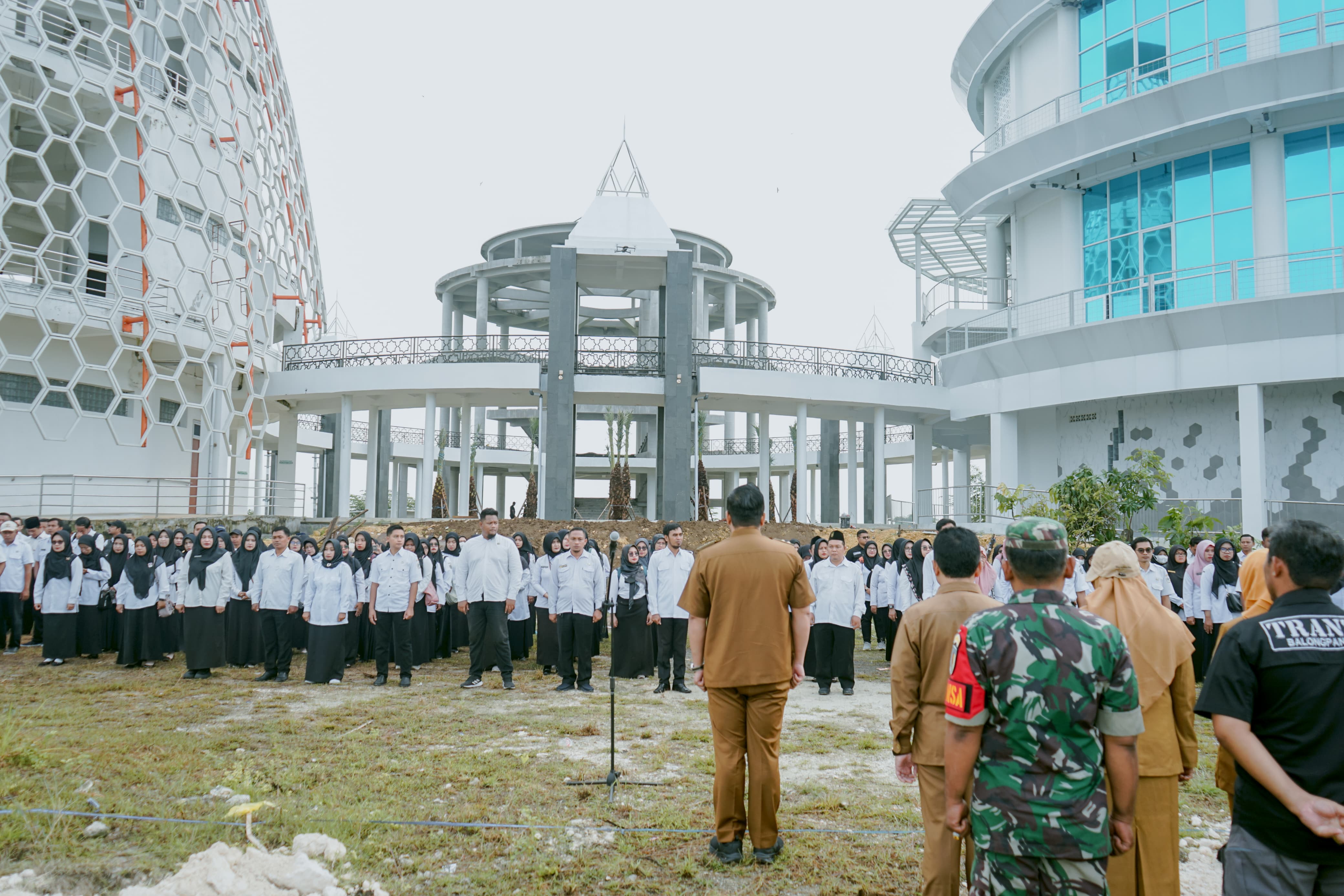 HIJAU: Sebanyak 500 Pegawai Pemerintah dengan Perjanjian Kerja (PPPK) dari unsur guru untuk berpartisipasi dalam kegiatan penanaman pohon di area Islamic Center Balongpanggang, Senin (24/2).&nbsp;
