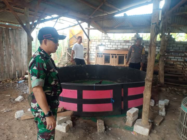 DIGREBEK : Anggota Polsek bersama anggota Koramil Panceng saat melakukan penggrebekan arena judi sabung ayam yang berada di dalam kandang kambing di Desa Siwalan, Kecamatan Panceng, kabupaten Gresik.