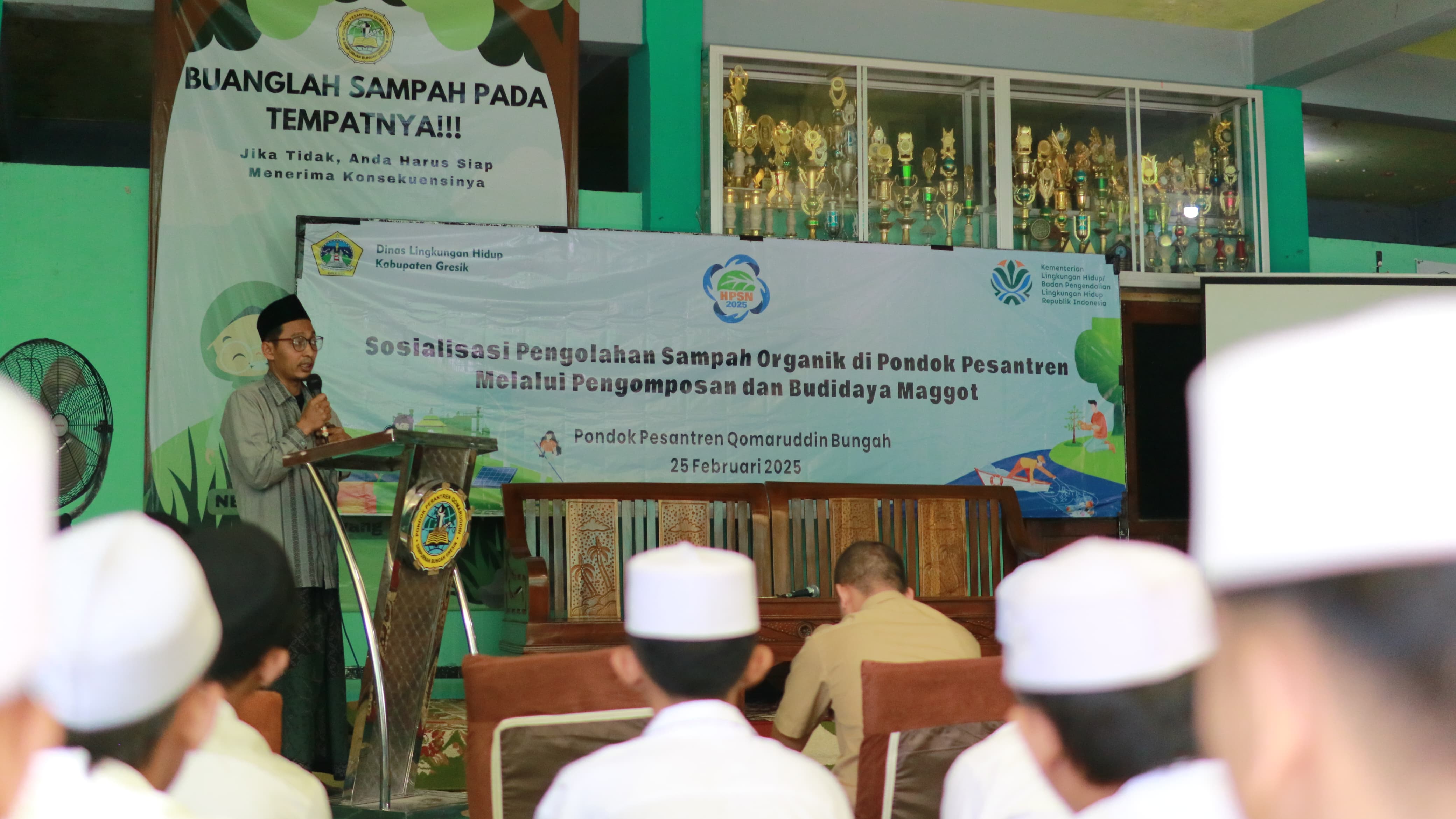 DLH Gresik melakukan sosialisasi pengolahan sampah organik di Pondok Pesantren Qomaruddin Bungah Gresik.