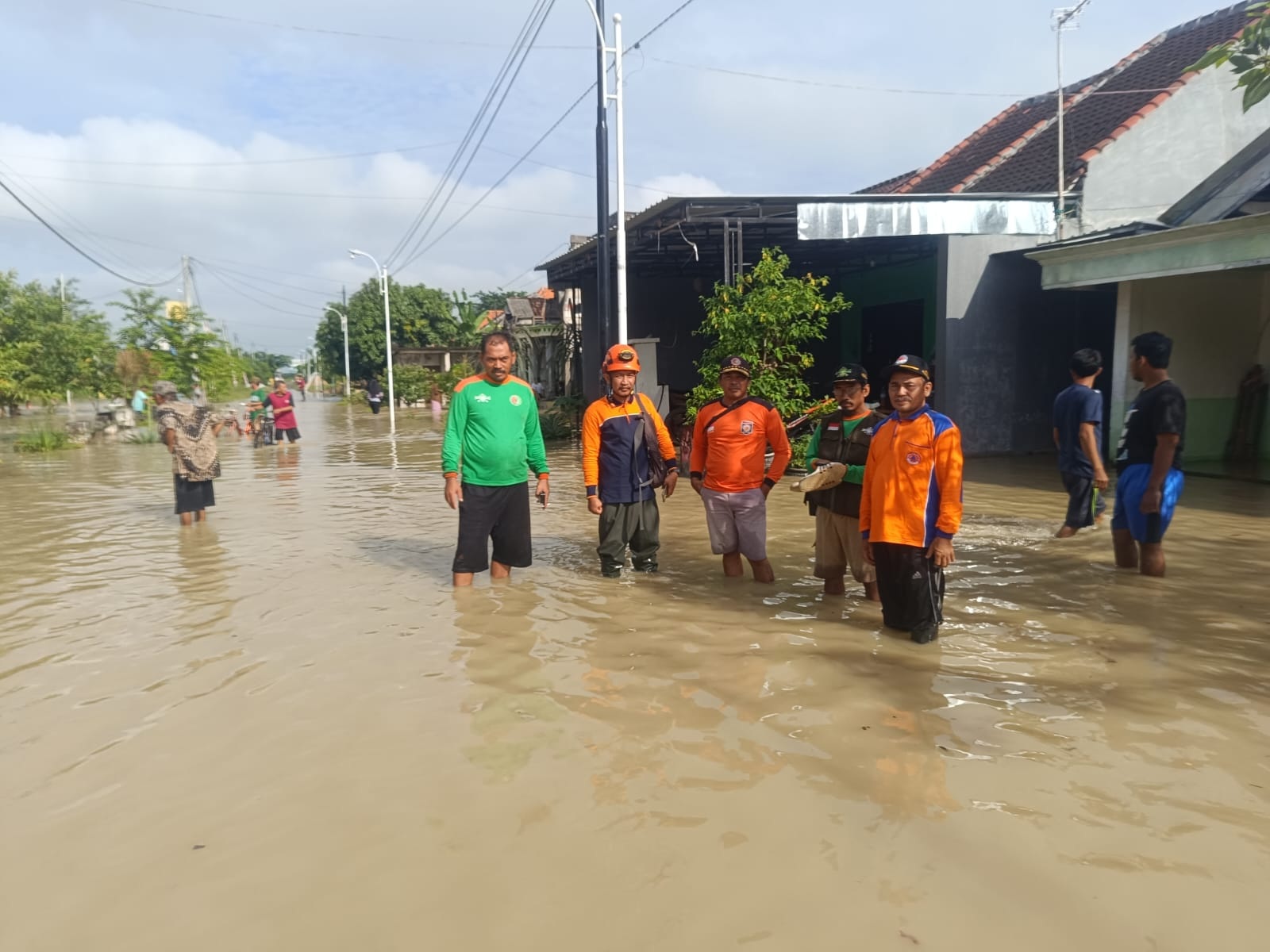 BPBD Gresik sigap terjun ke daerah Gresik Selatan yang diterjang banjir kali Lamong.