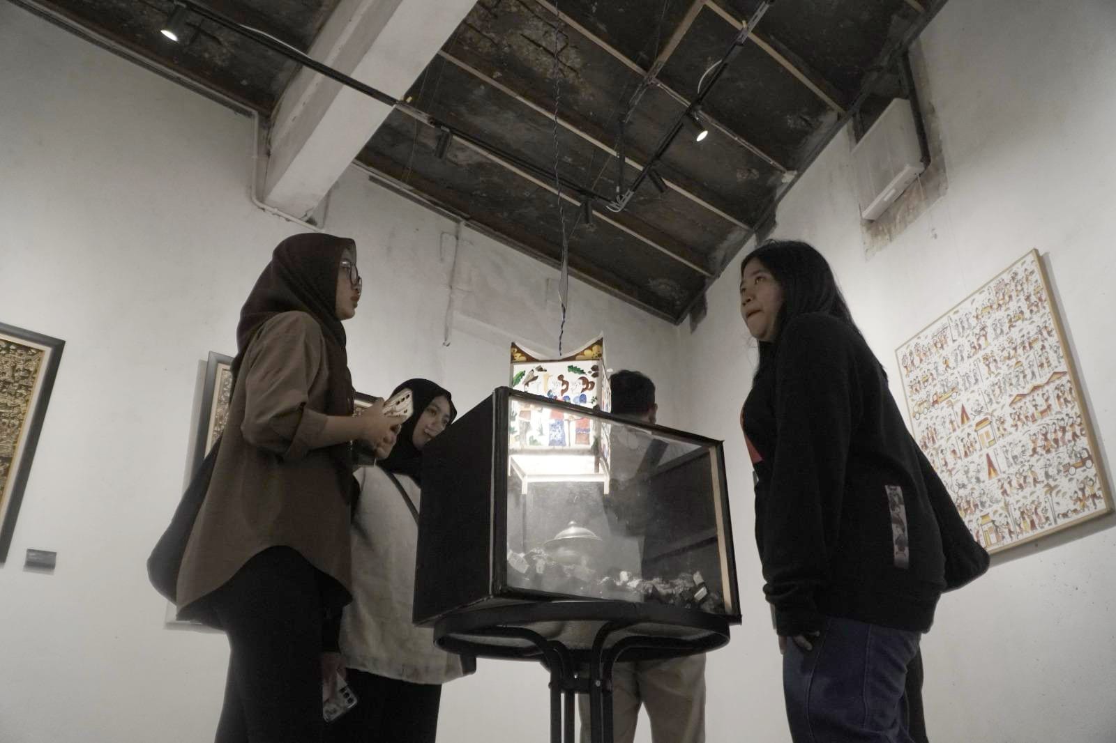 KARYA SENI : Pameran Karya "The Jumping City" Gunakan Medium Lukisan Damar Kurung Sambut Bulan Ramadhan.