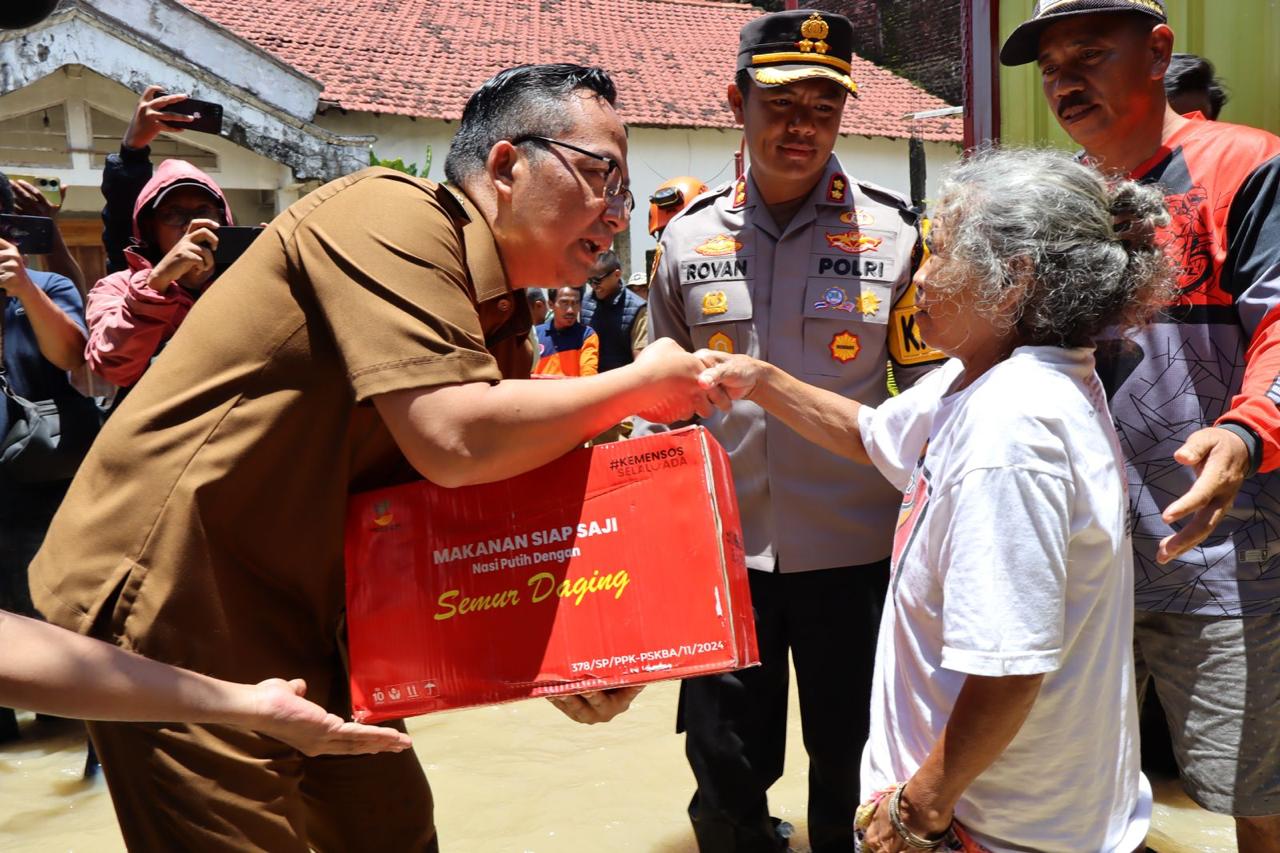 Banjir Luapan Kali Lamong, dr Alif Terjun Pastikan Warga Terdampak Aman