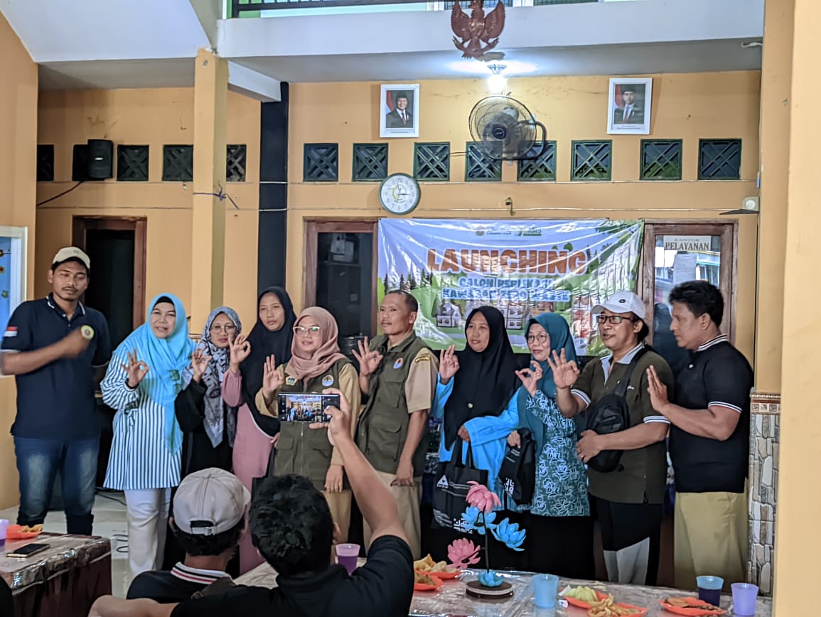 Kepala DLH Gresik, Sri Subaidah berkacamata saat melaunching calon replikasi kawasan zero waste di Desa Kisik.