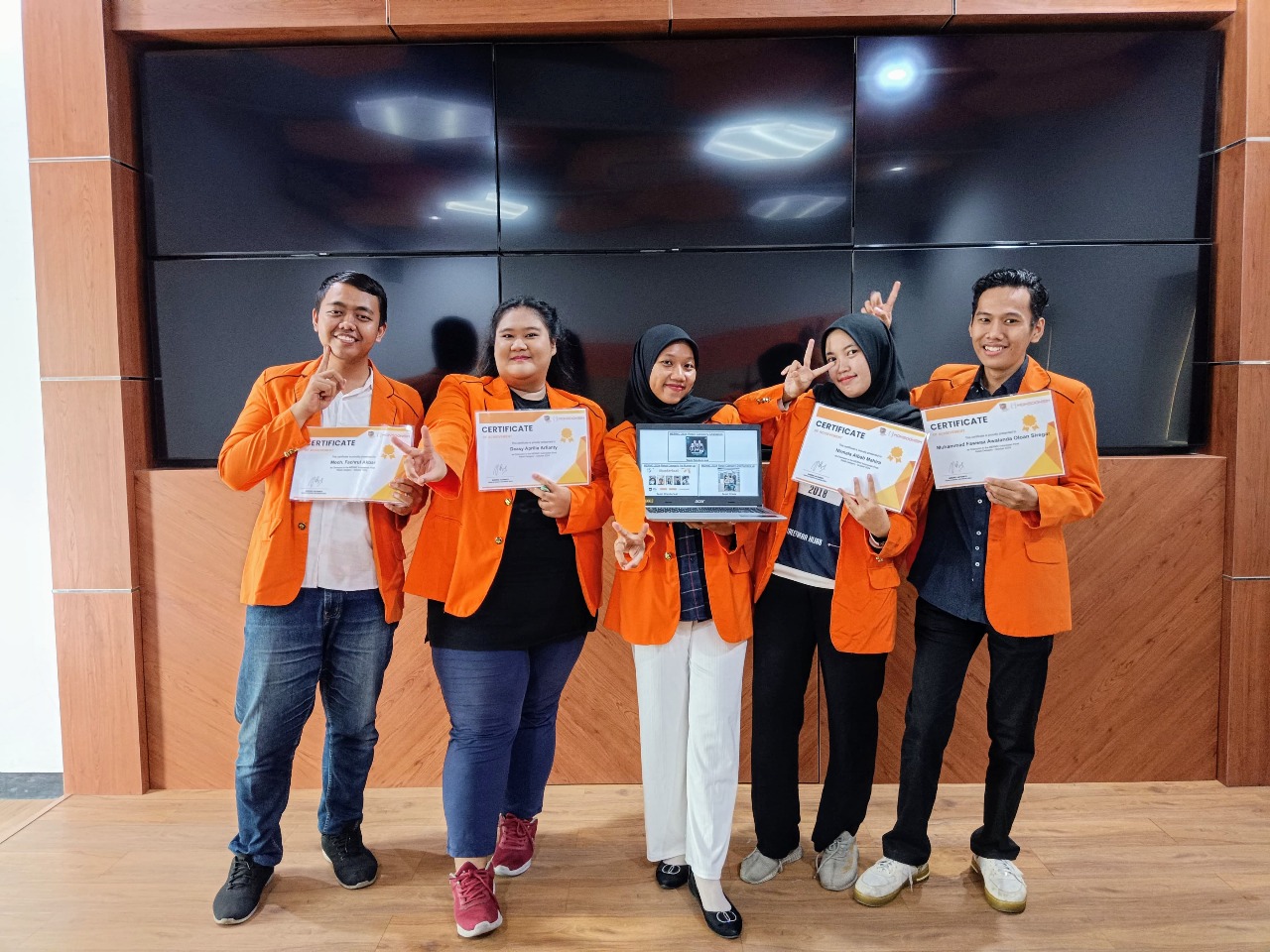 PRESTASI GEMILANG : Tim Rendezvous UISI kembali berjaya menjuarai Retail Category Champion di Monsoon SIM ERMC 2024 tingkat internasional.