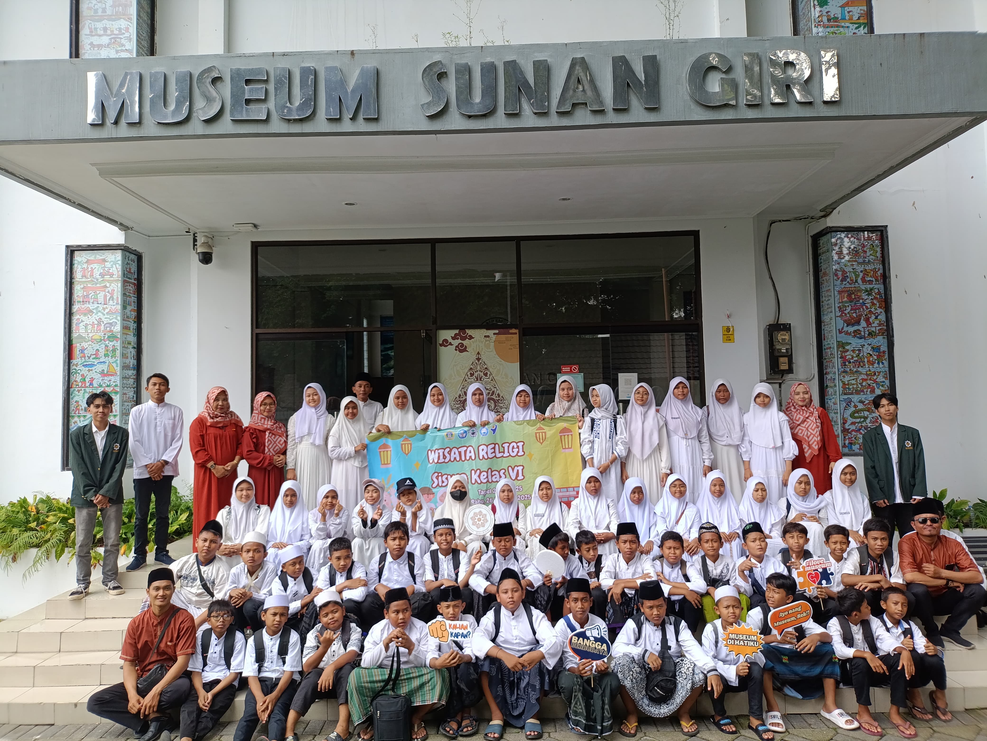 Antusias : Para siswa kelas 6 UPT SDN 16 Gresik saat mengunjungi museum Sunan Giri.
