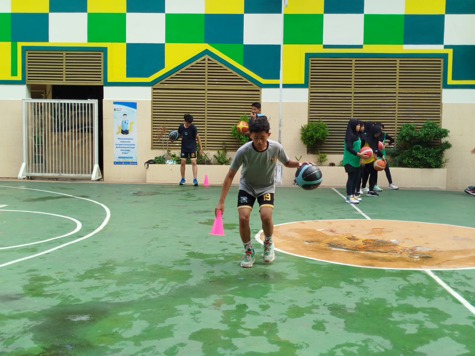 KESEMPATAN LANGKA :  Ini adalah kesempatan bagi para pecinta basket muda untuk meningkatkan kemampuan mereka di bawah bimbingan pelatih profesional.