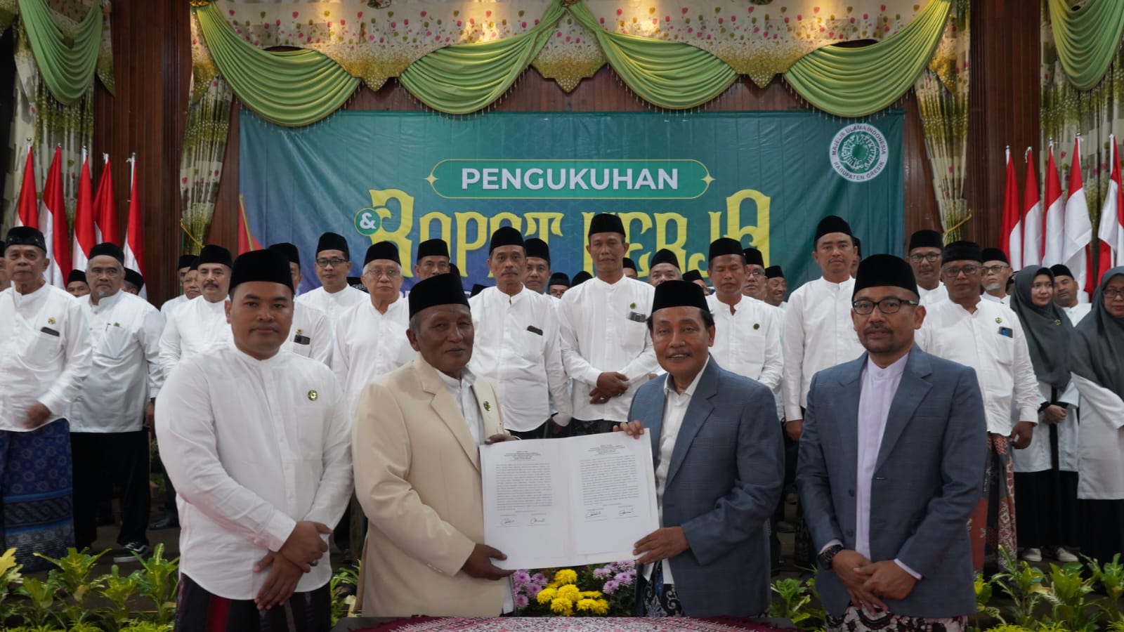 PENYERAHAN: Kepengurusan Majelis Ulama Indonesia (MUI) Kabupaten Gresik masa khidmat 2024-2029 resmi dikukuhkan oleh Dewan Pimpinan MUI Provinsi Jawa Timur, di Aula Masjid Agung Gresik.