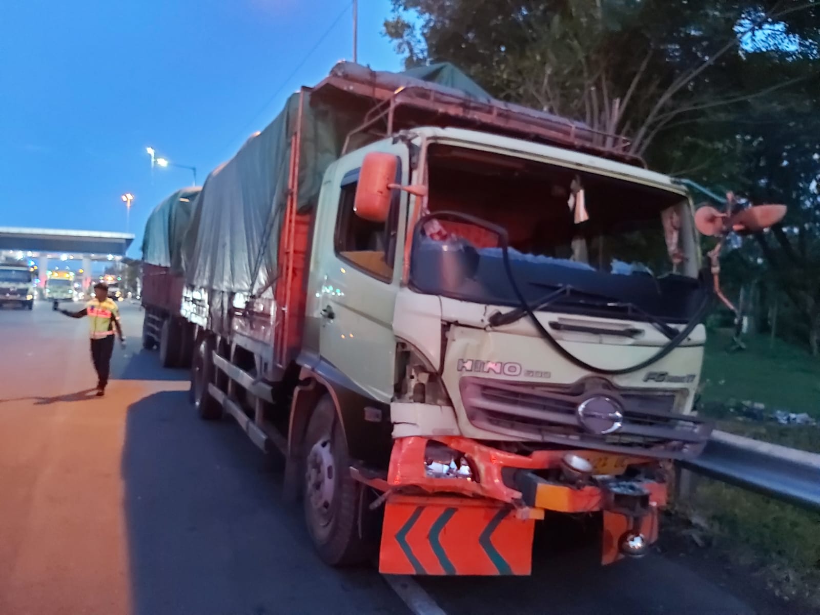 RINGSEK: Kondisi kendaraan tabrakan beruntun termasuk kendaraan mobil dinas pelat merah milik Pemerintah Kabupaten (Pemkab) Gresik terlibat kecelakaan beruntun di Tol Kebomas, Gresik.