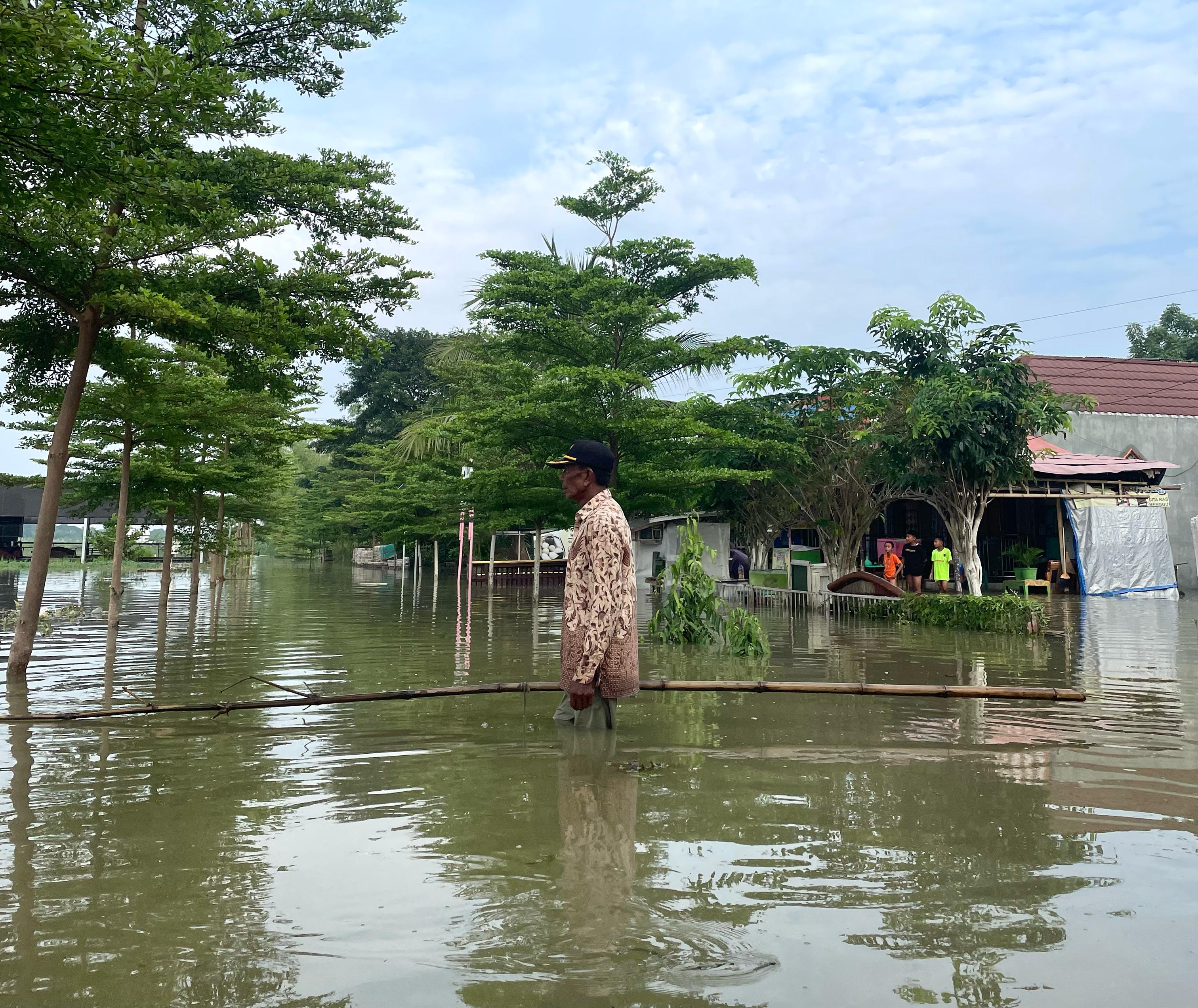 Desa Bungah, Kecamatan Bungah, Kabupaten Gresik, kembali dilanda bencana banjir besar yang disebabkan oleh luapan Sungai Bengawan Solo. Banjir yang terjadi pada Jumat, 28 Februari 2025