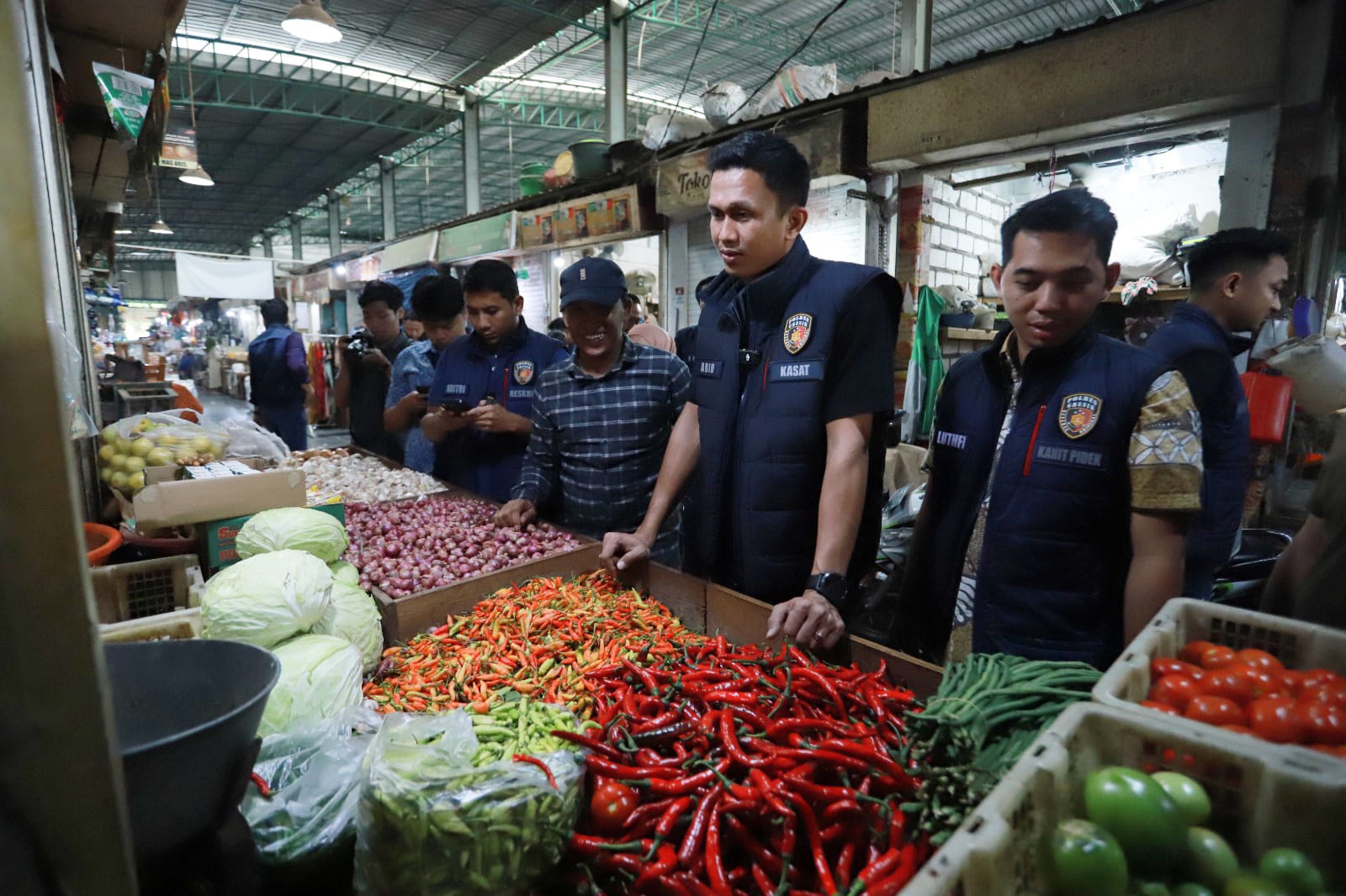 Foto: Istimewa/Radar Gresik SIDAK HARGA PANGAN: Tim Satgas Pangan Polres Gresik bersama Diskoperindag Kabupaten Gresik saat melakukan sidak pemantauan harga dan stok bahan pokok selama Ramadan.
