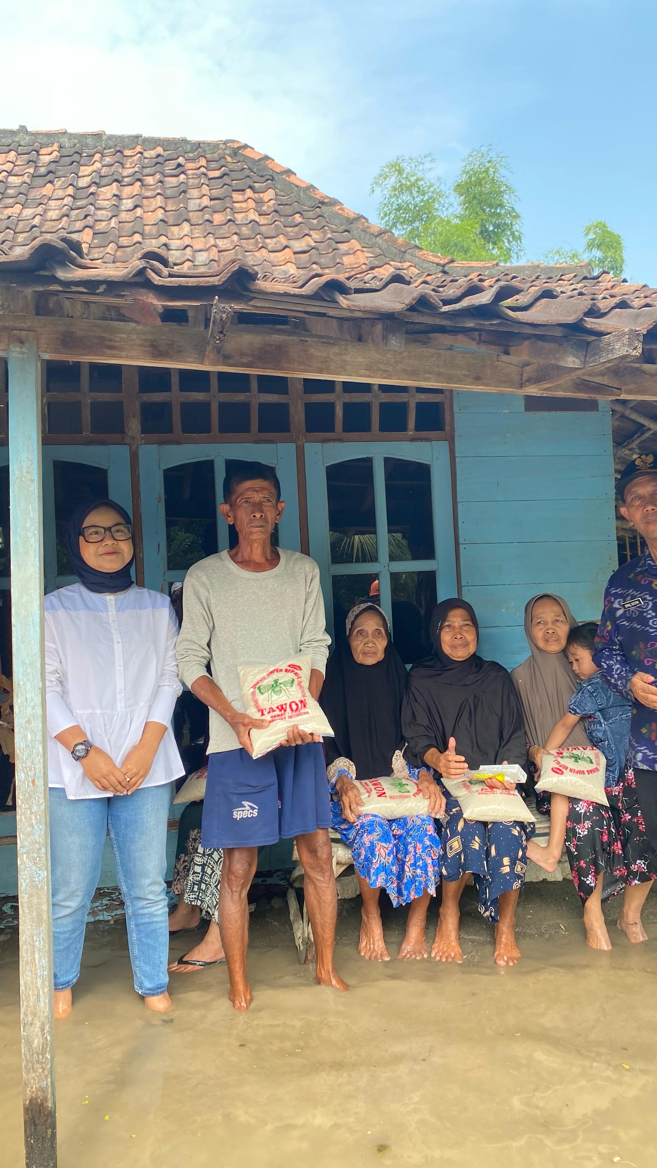 Anggota DPD RI Nila Hardianti sedang meninjau banjir di Gresik Selatan.