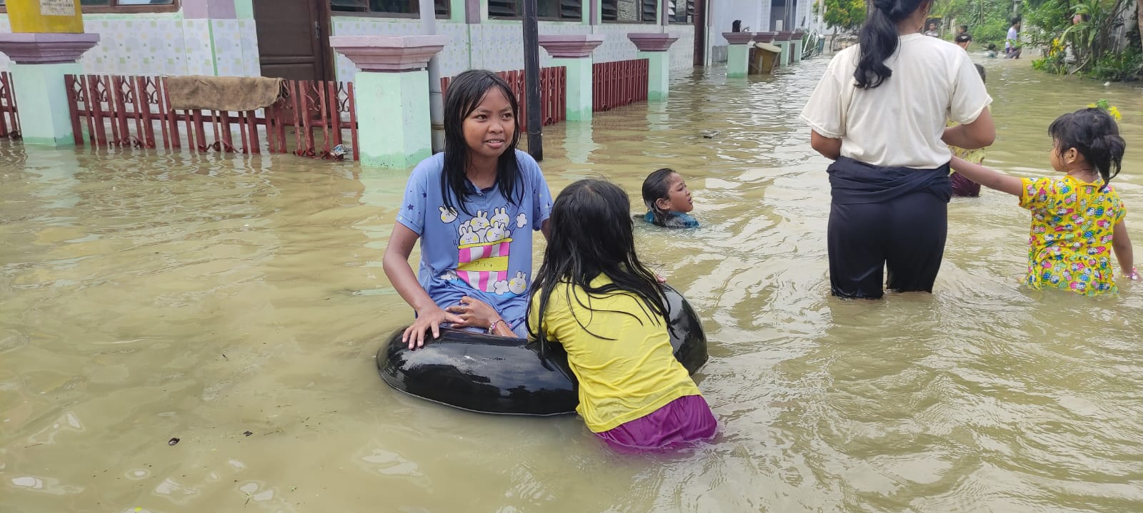 LUMPUH: Akibat banjir luapan Kali Lamong lumpuhkan akses jalan di Gresik Selatan.