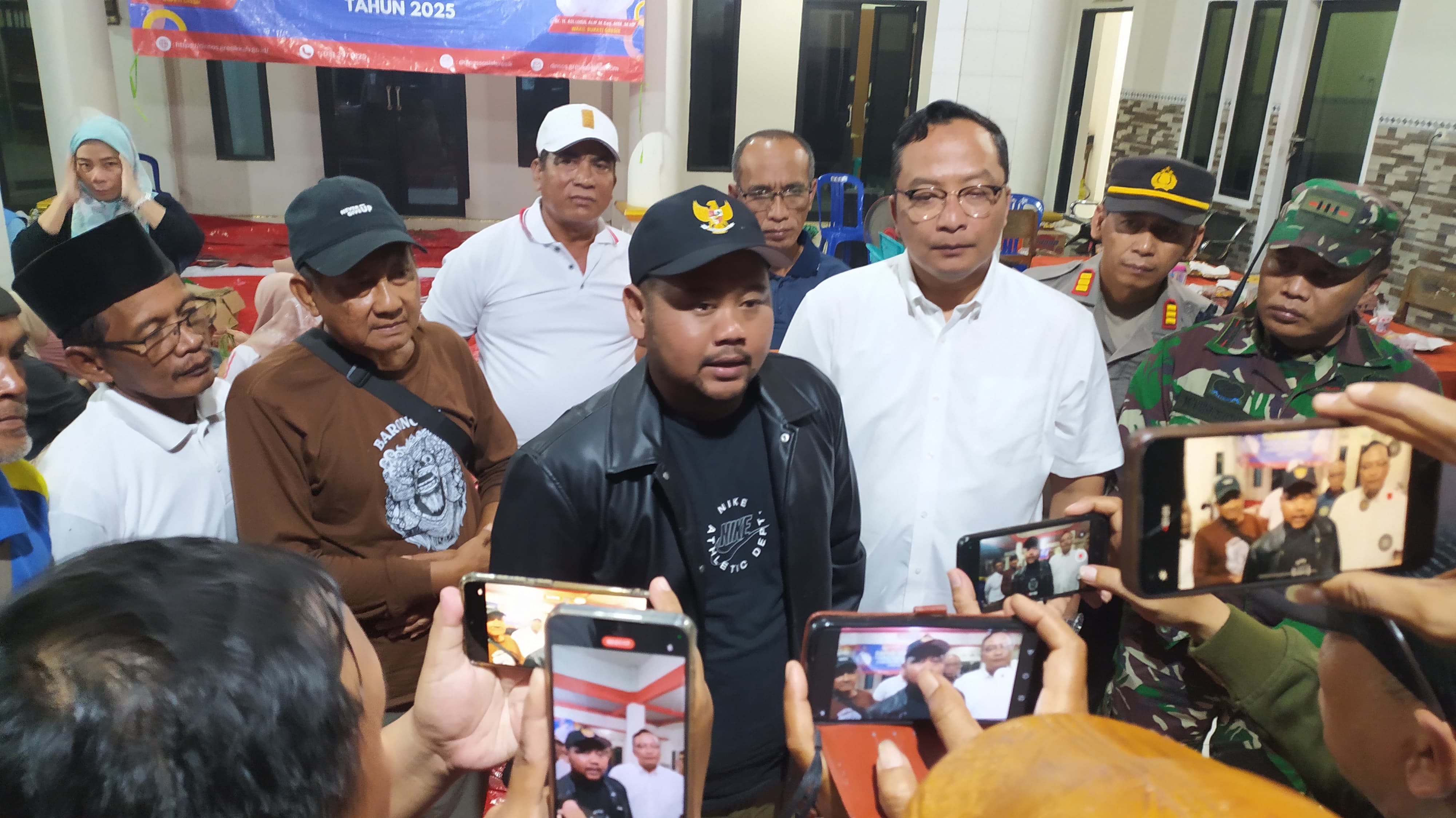 Bupati Gresik, Fandi Akhmad Yani akrab disapa Gus Yani bersama Wakil Bupati Gresik, dr. Asluchul Alif, meninjau dapur umum di Balai Desa Kedungrukem, Kecamatan Benjeng, Gresik
